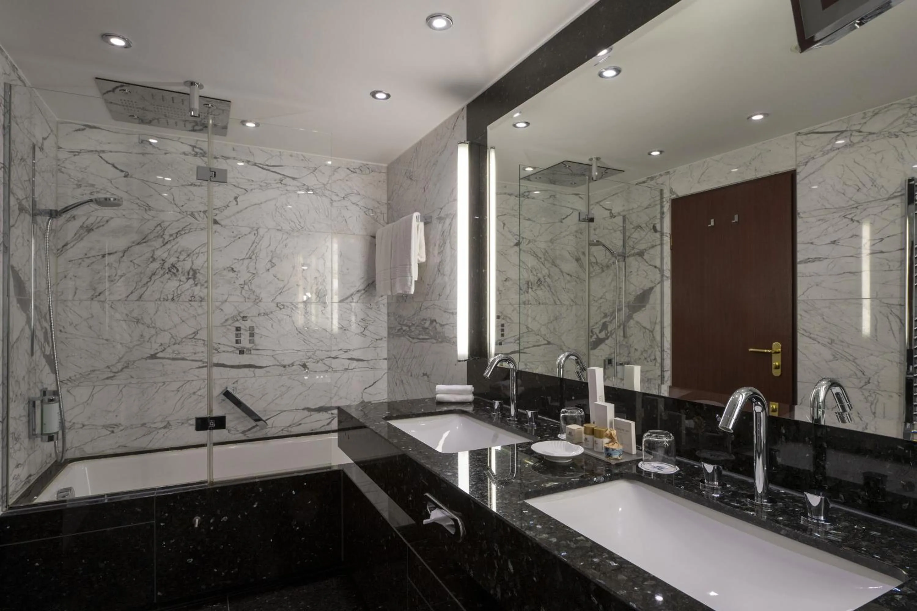 Bathroom in Maritim Hotel Köln