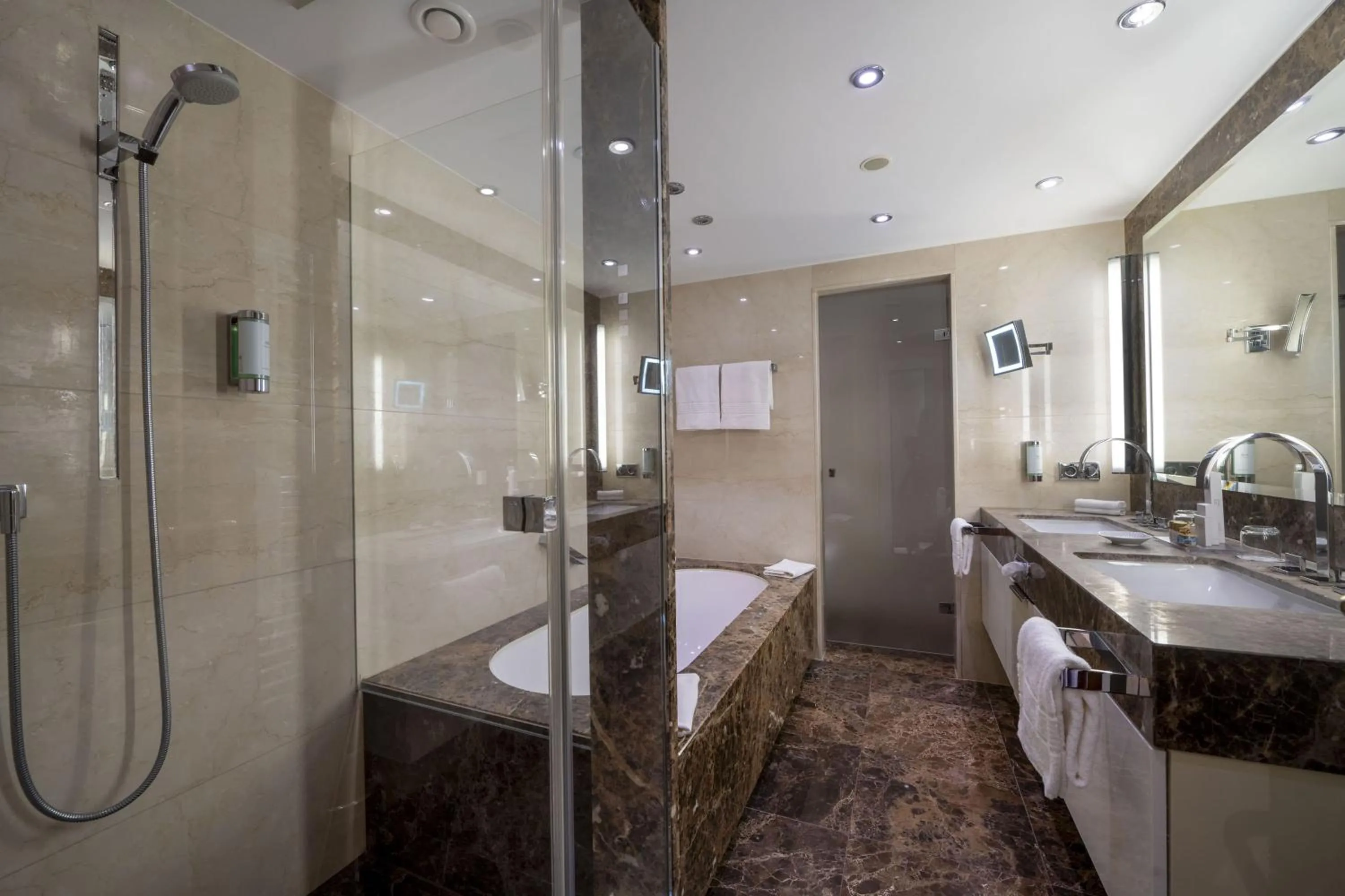 Bathroom in Maritim Hotel Köln