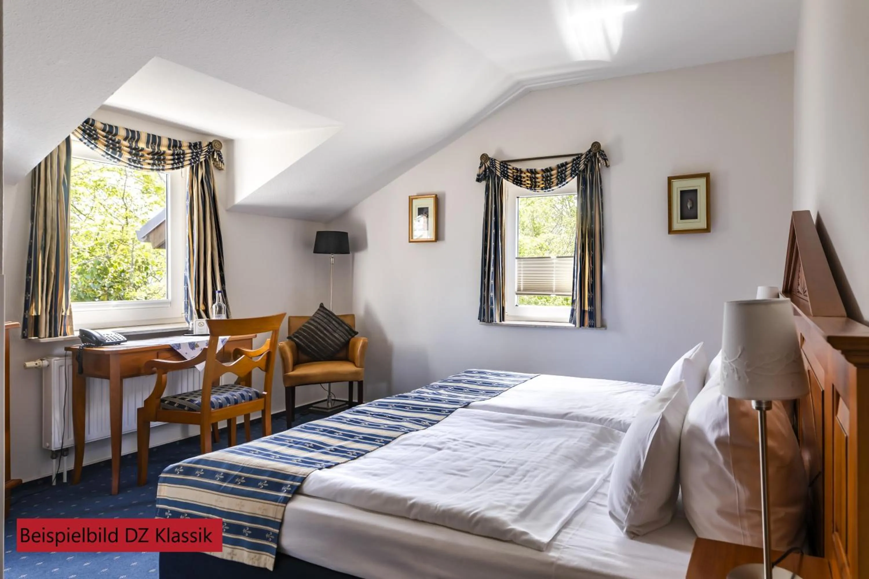 Photo of the whole room, Bed in Hotel & Restaurant Villa Ulmenhof