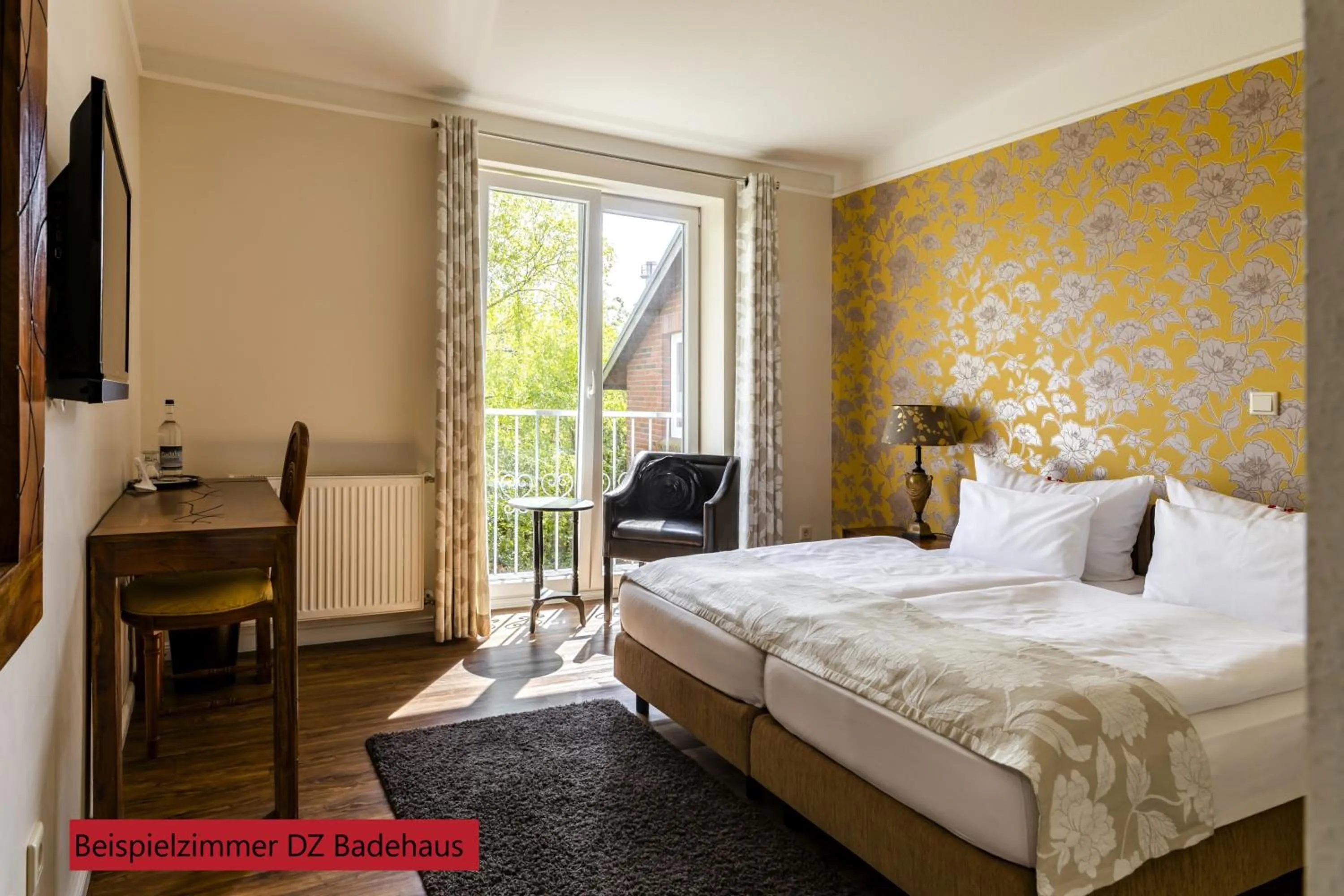 Photo of the whole room, Bed in Hotel & Restaurant Villa Ulmenhof