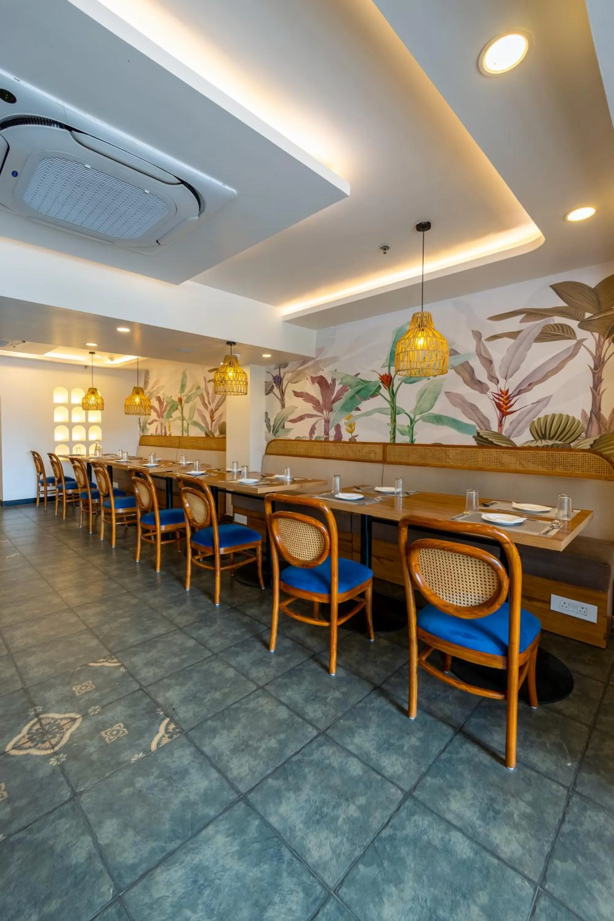 Restaurant/places to eat in PK Boutique Hotel Noida Expressway