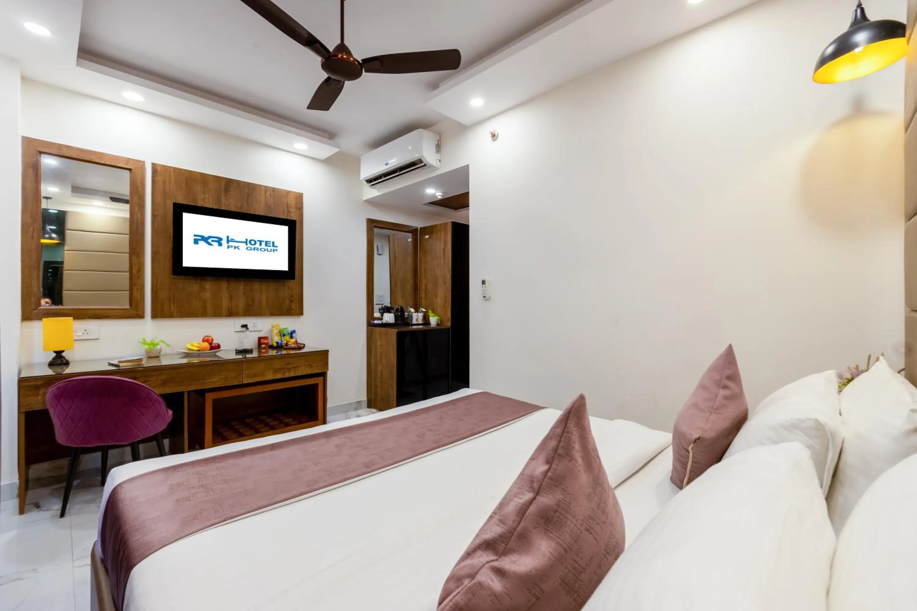 Bed in PK Boutique Hotel Noida Expressway
