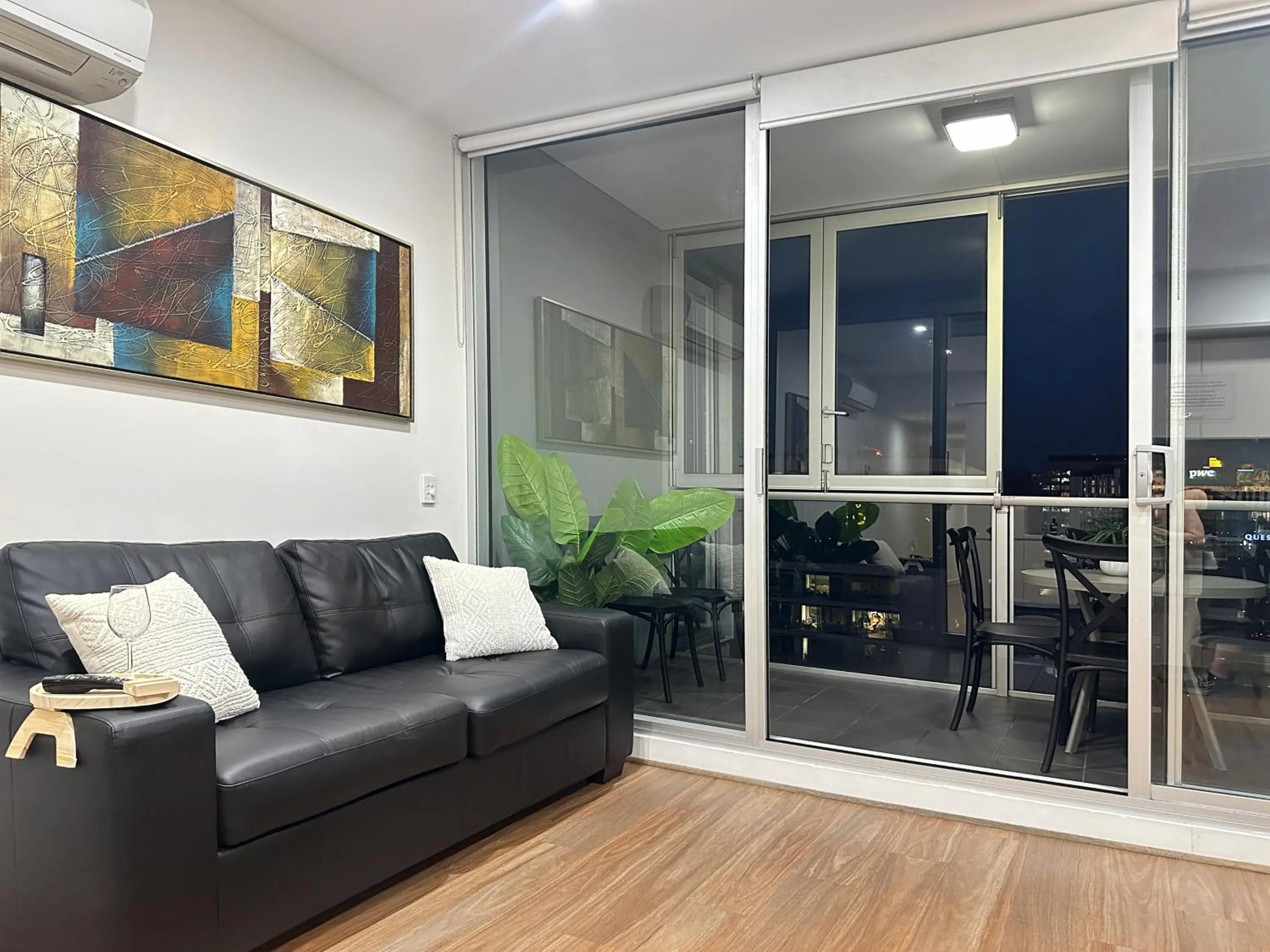 Penthouse View Apartment Luxury CBD Penthouse Sleeps 6 Balcony Spa Access