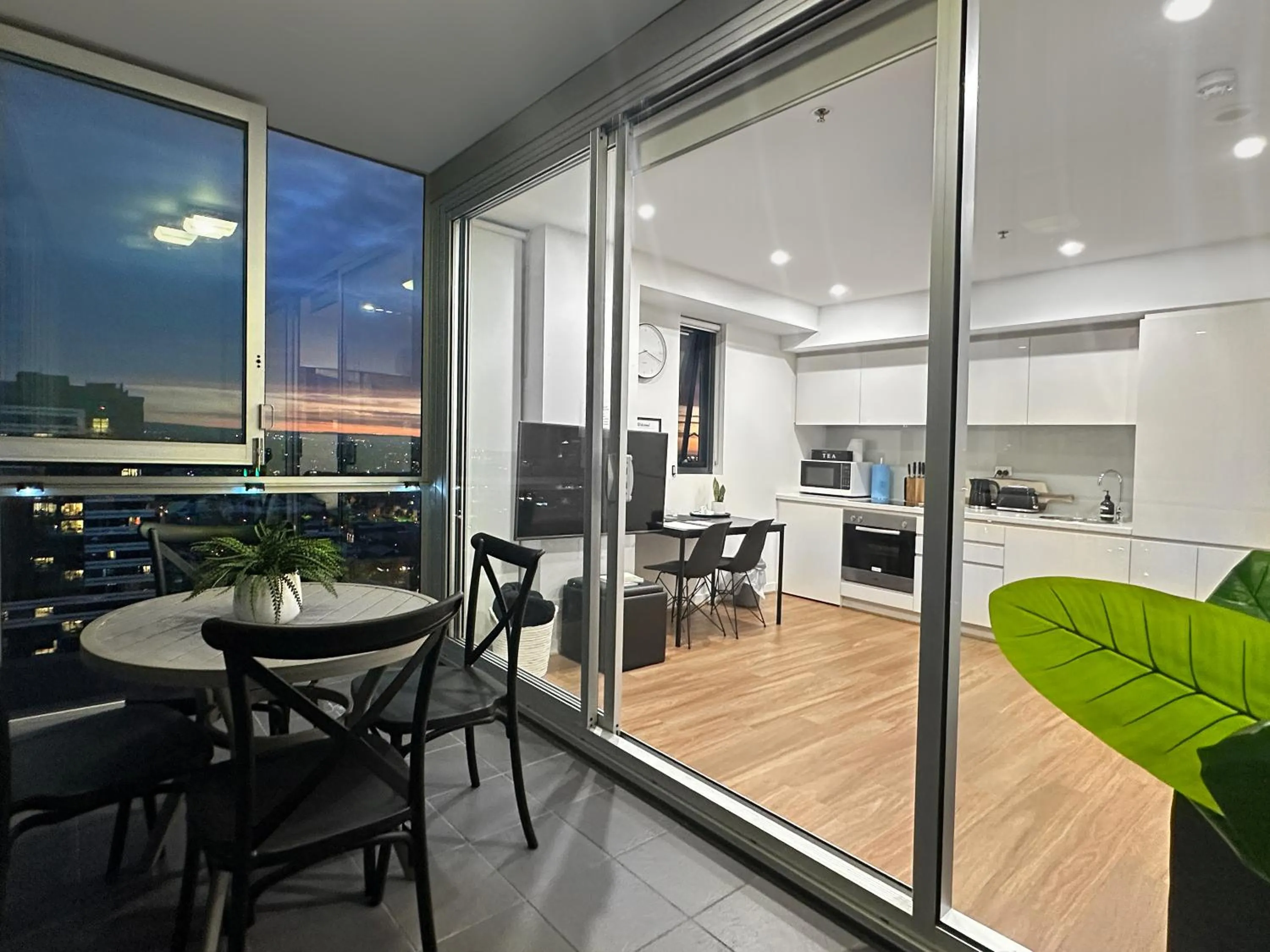 Penthouse View Apartment Luxury CBD Penthouse Sleeps 6 Balcony Spa Access