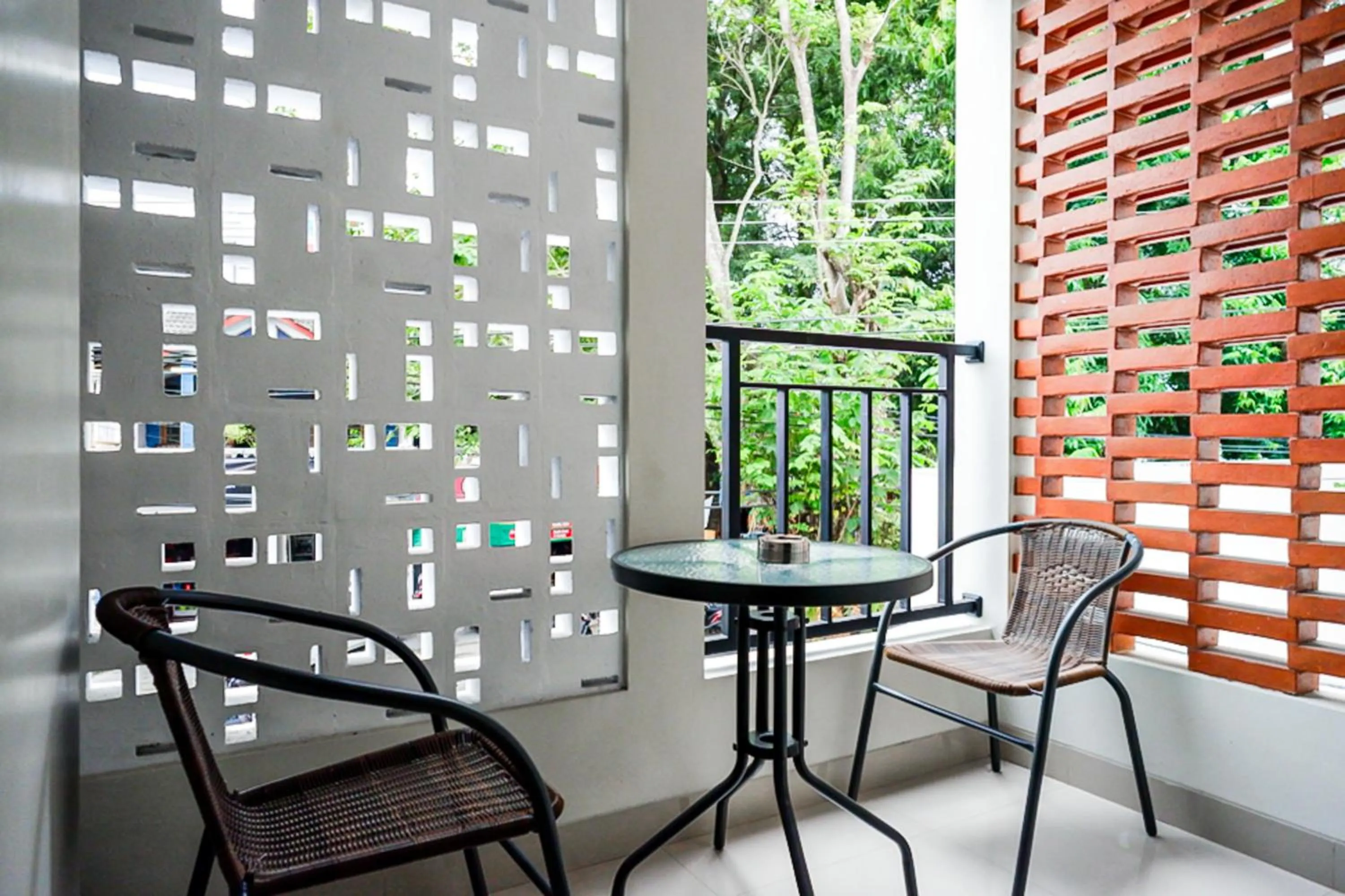 Seating area in RedDoorz near Sleman City Hall 2