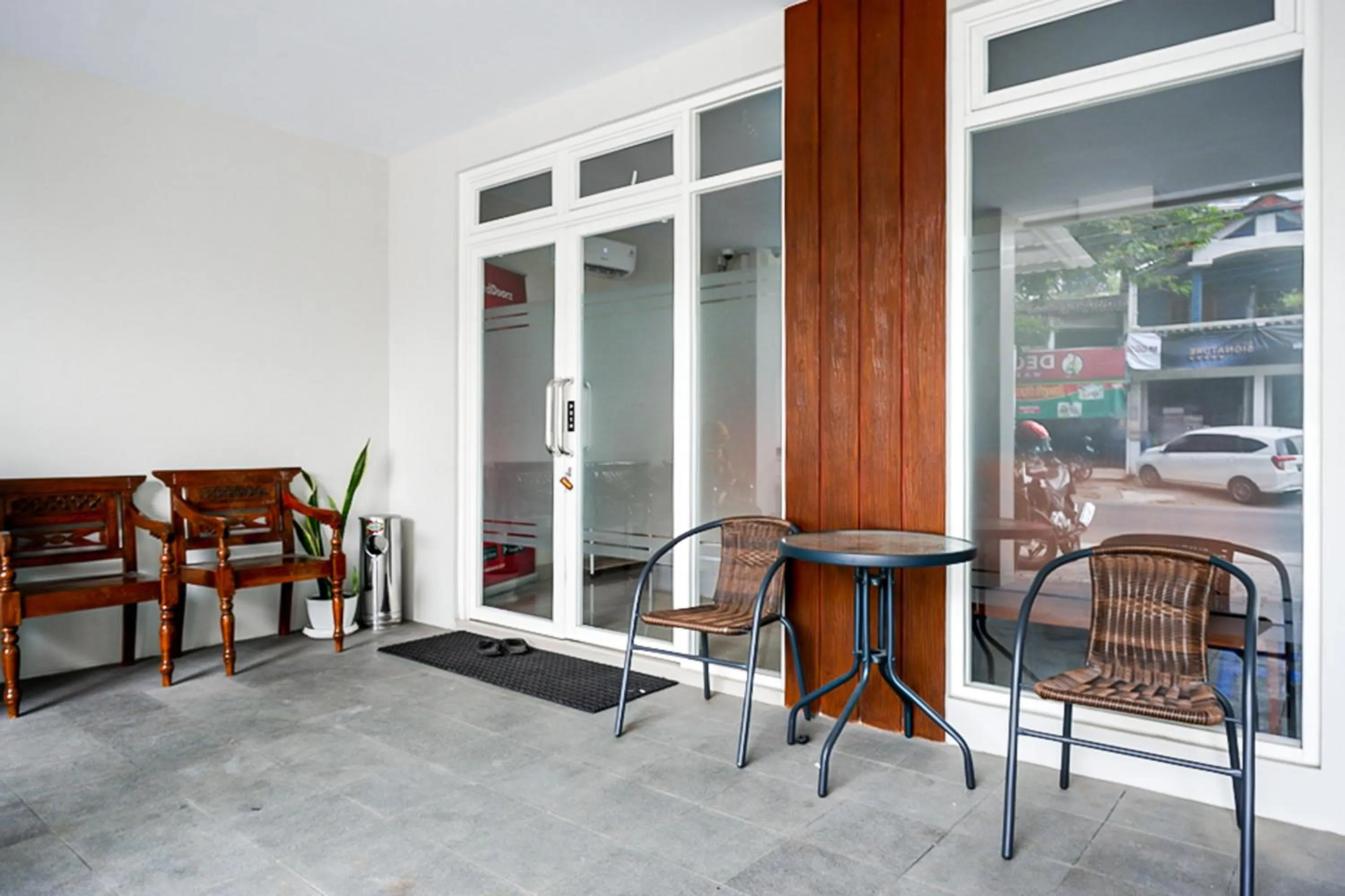 Seating area in RedDoorz near Sleman City Hall 2