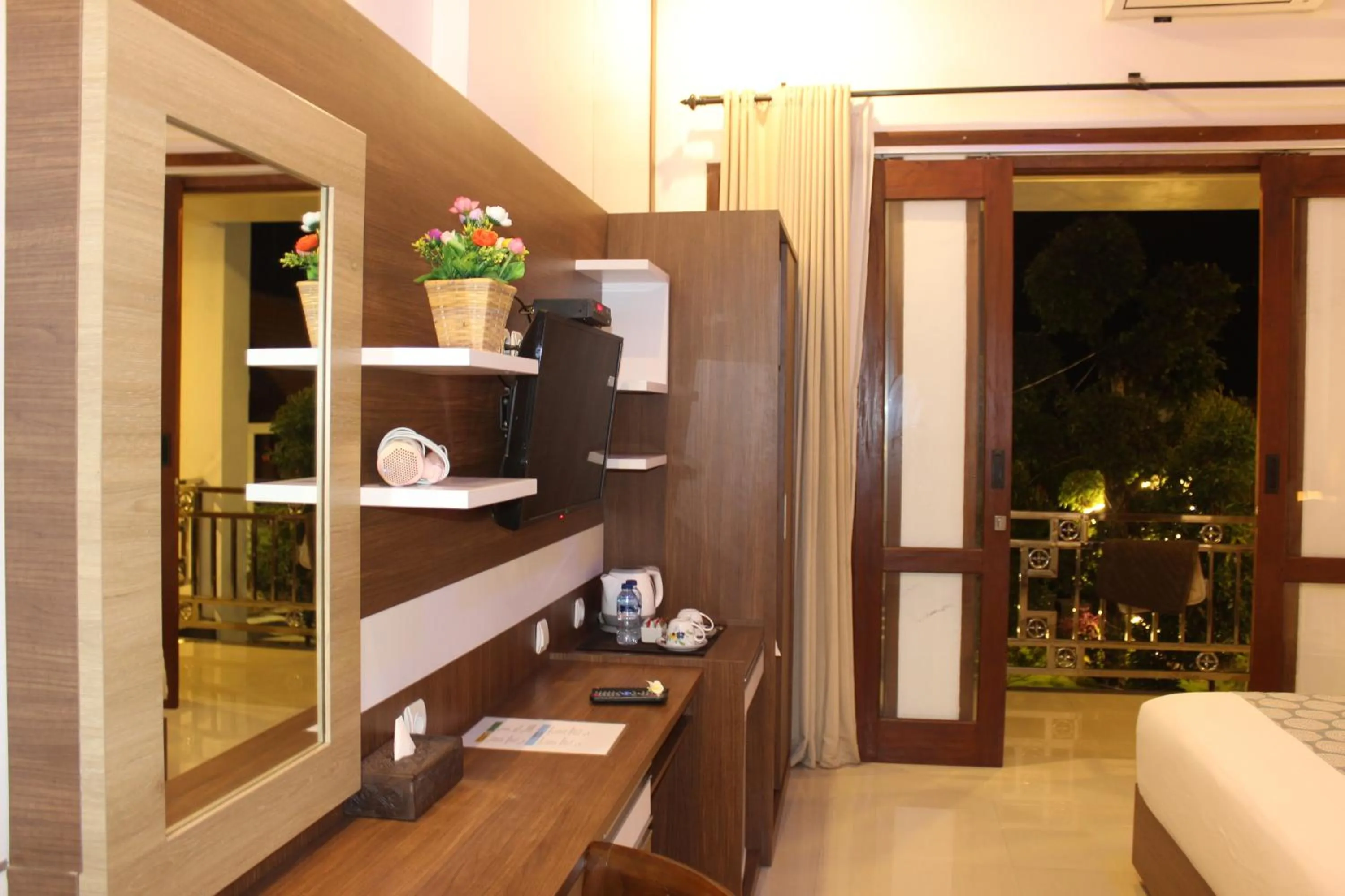 TV and multimedia in Nusa Sedayu Hotel By Ocean View