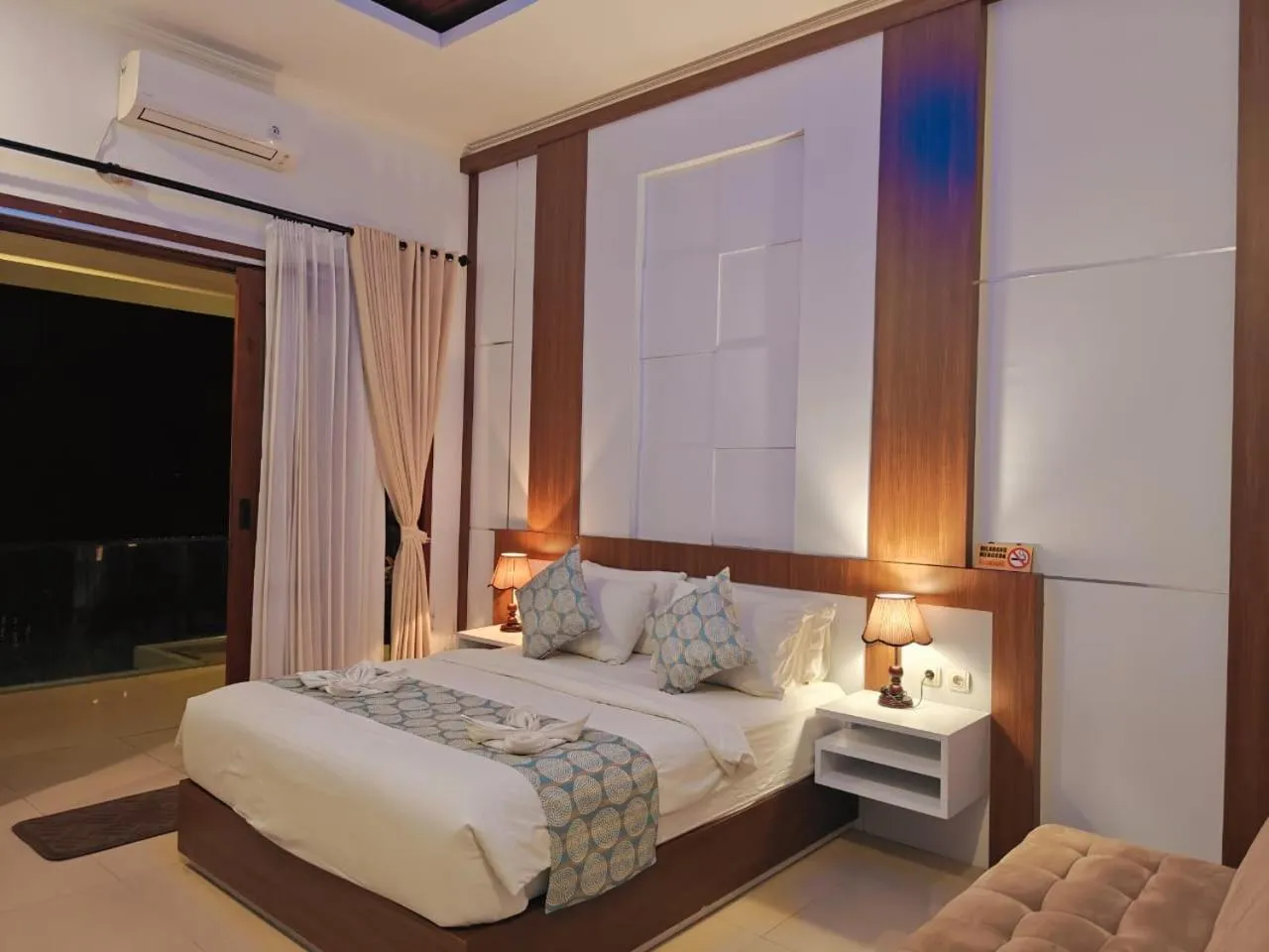 Bed in Nusa Sedayu Hotel By Ocean View