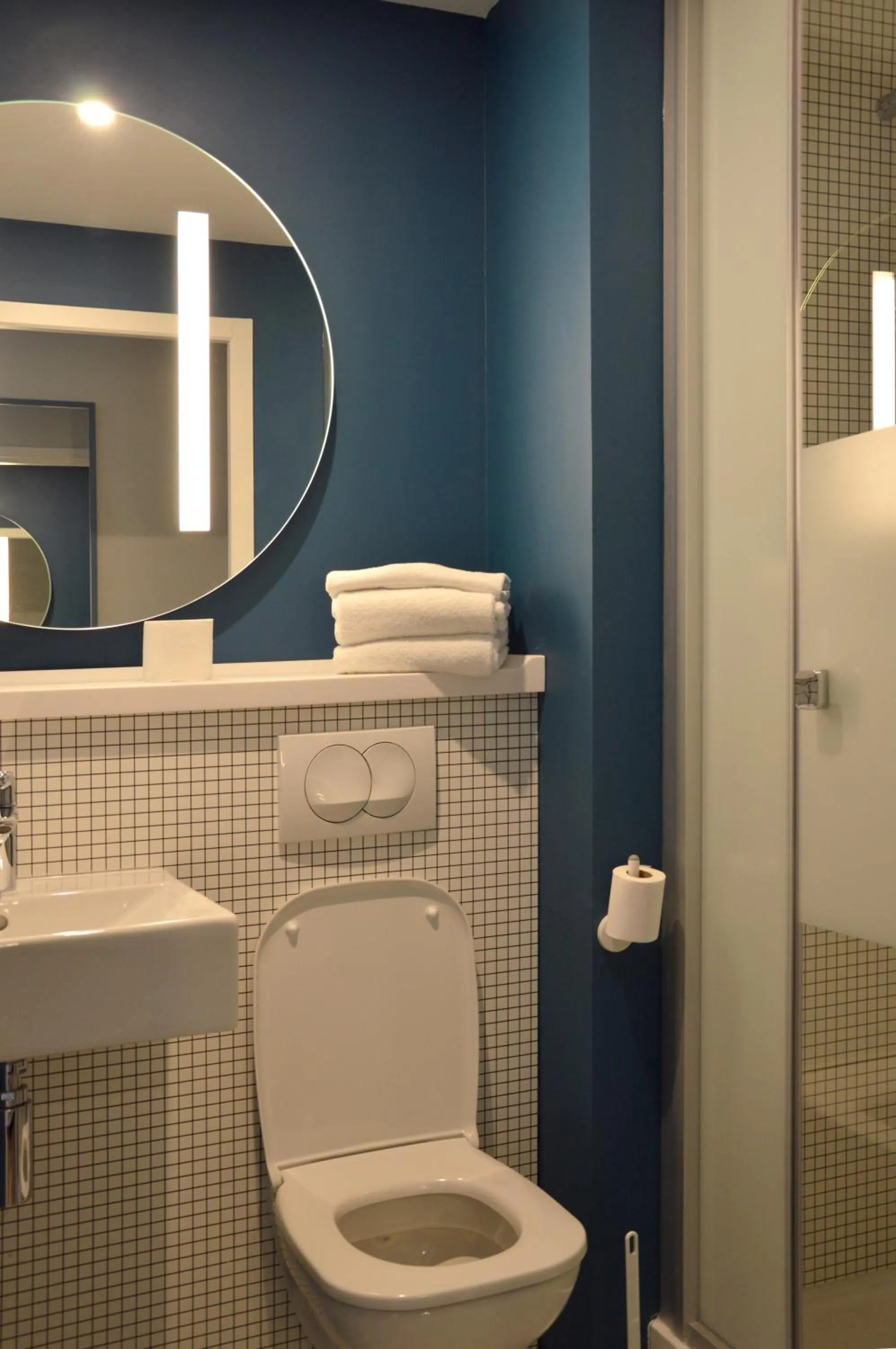 Toilet in Hotel Ibis Budget Fecamp