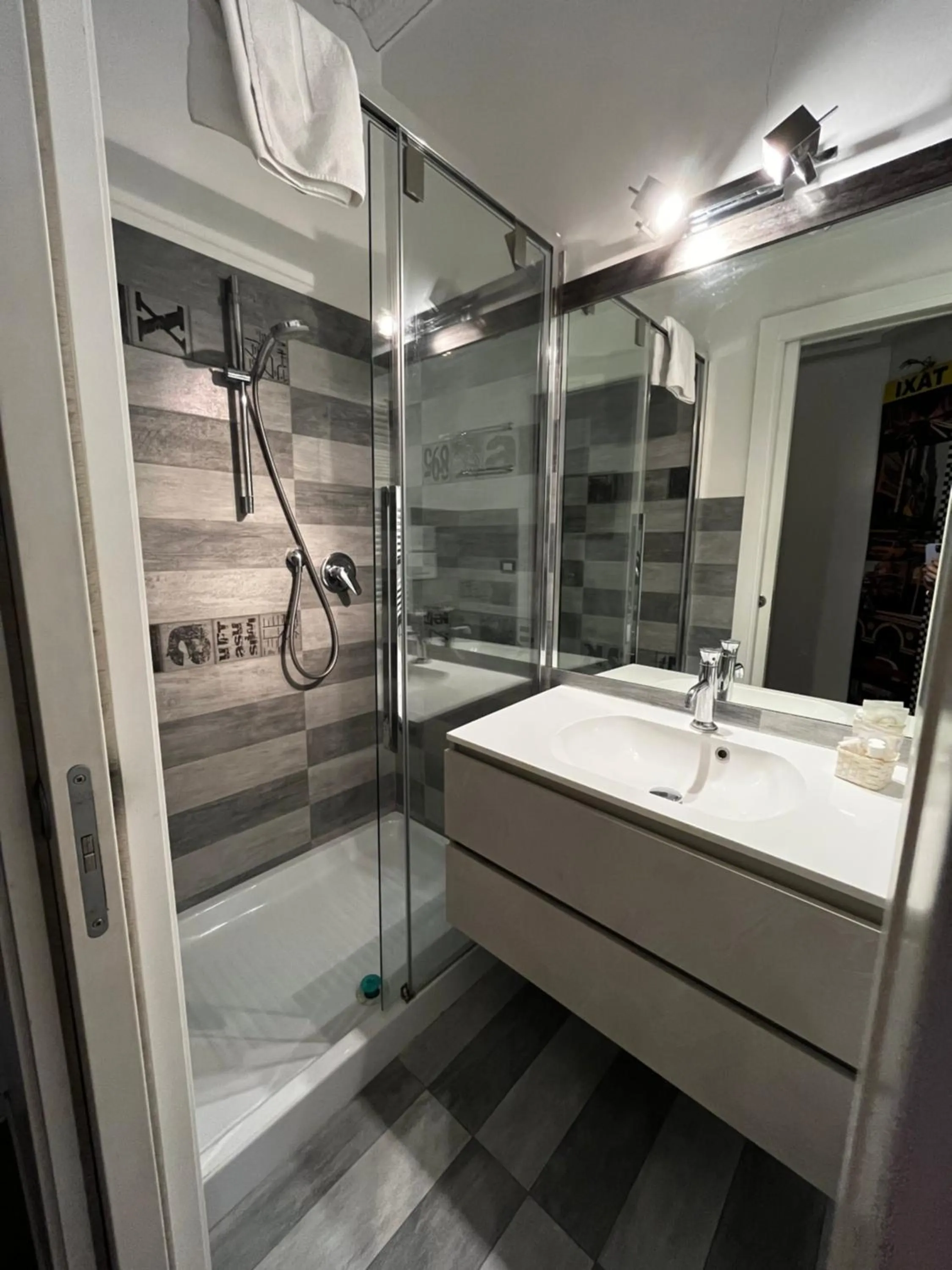 Shower in Casa Giorgia luxury apartment