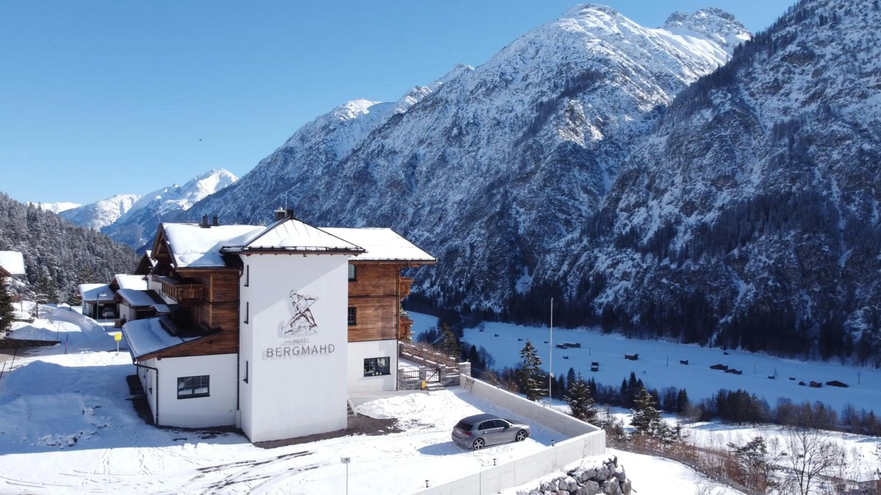 Property building in Hotel Bergmahd