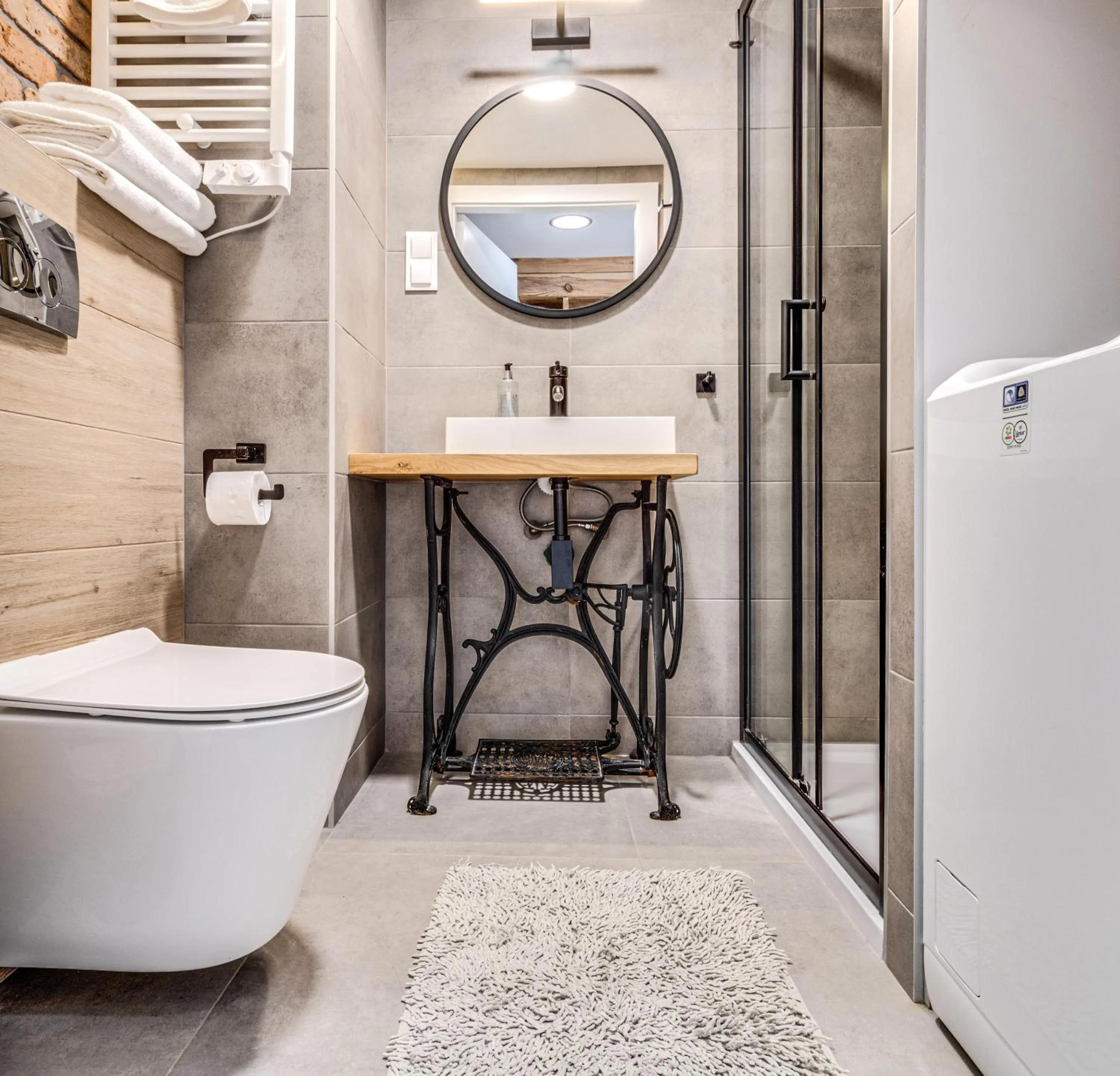 Shower in RentPlanet - Apartamenty Zarembowicza