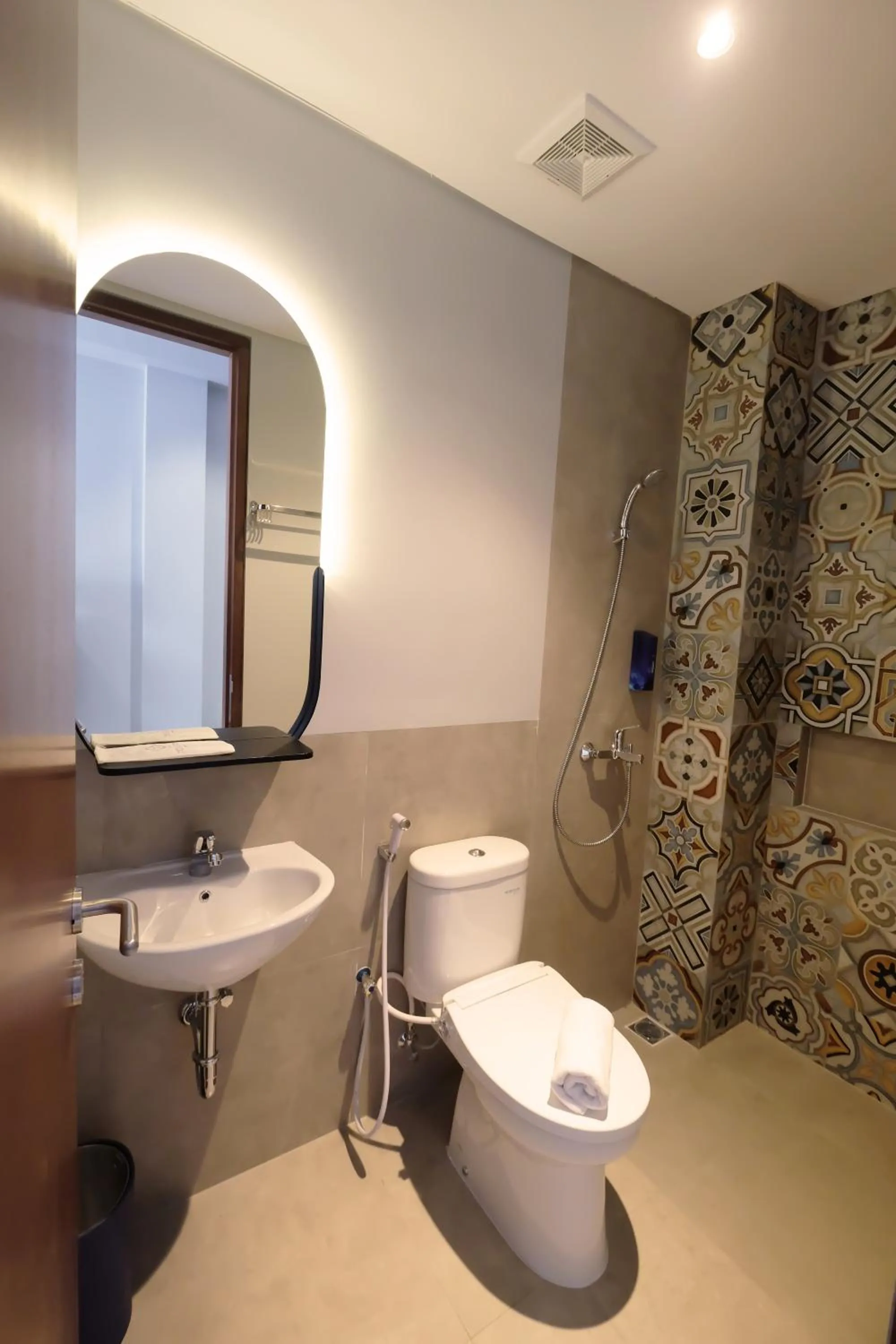 Bathroom in Hotel Youstay Semarang by Sinergi