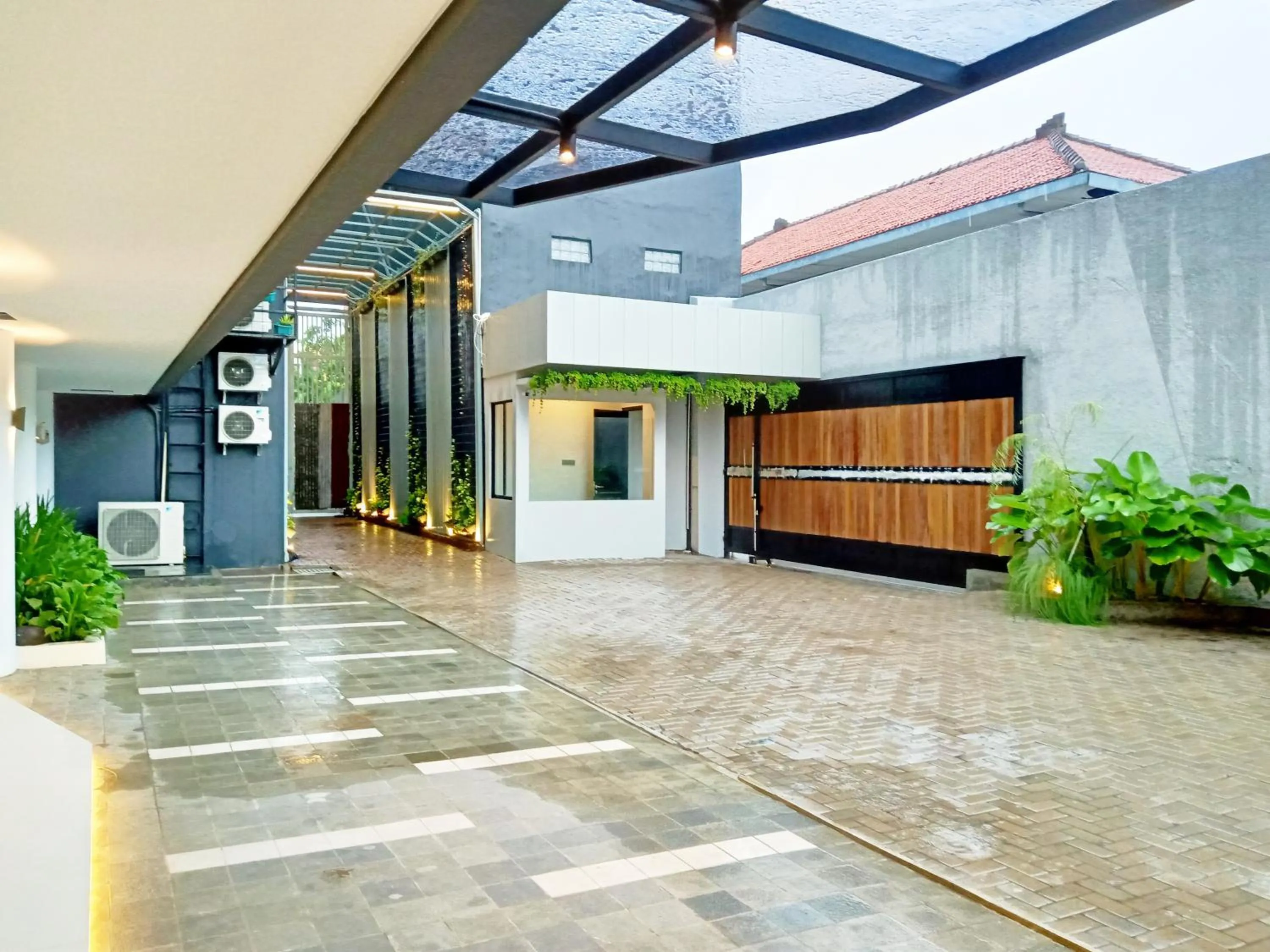 Property building in Hotel Youstay Semarang by Sinergi