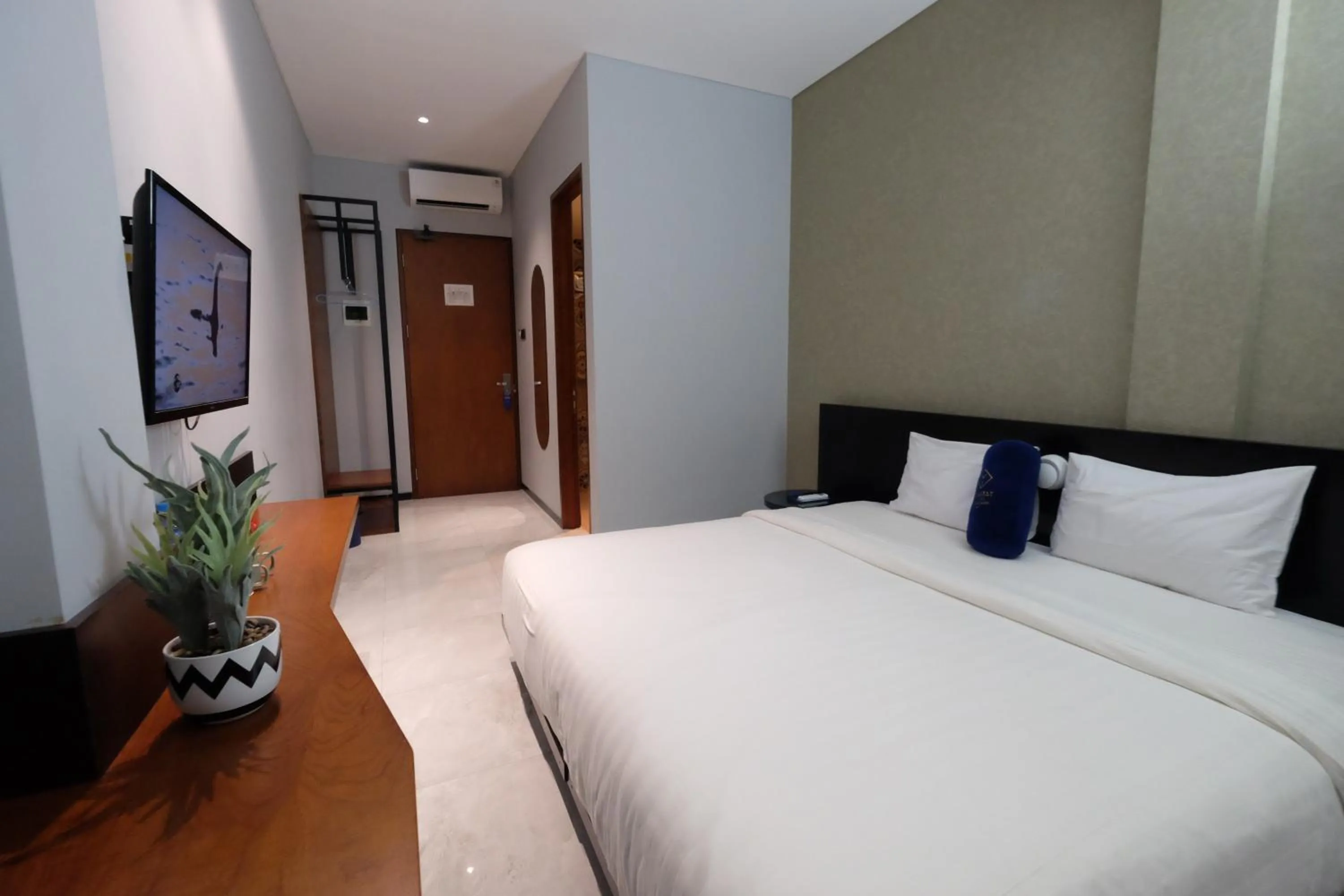 Bedroom, Bed in Hotel Youstay Semarang by Sinergi