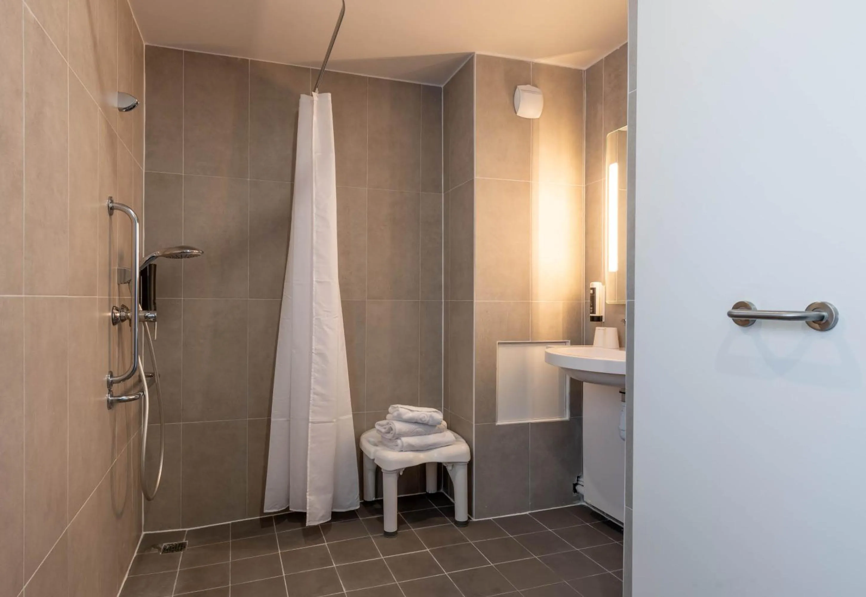 Bathroom in B&B HOTEL Amiens Centre Cathédrale