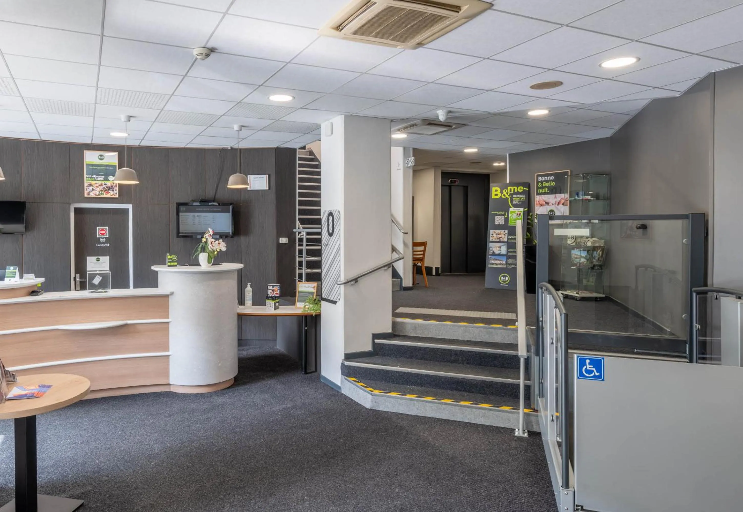Lobby or reception in B&B HOTEL Amiens Centre Cathédrale