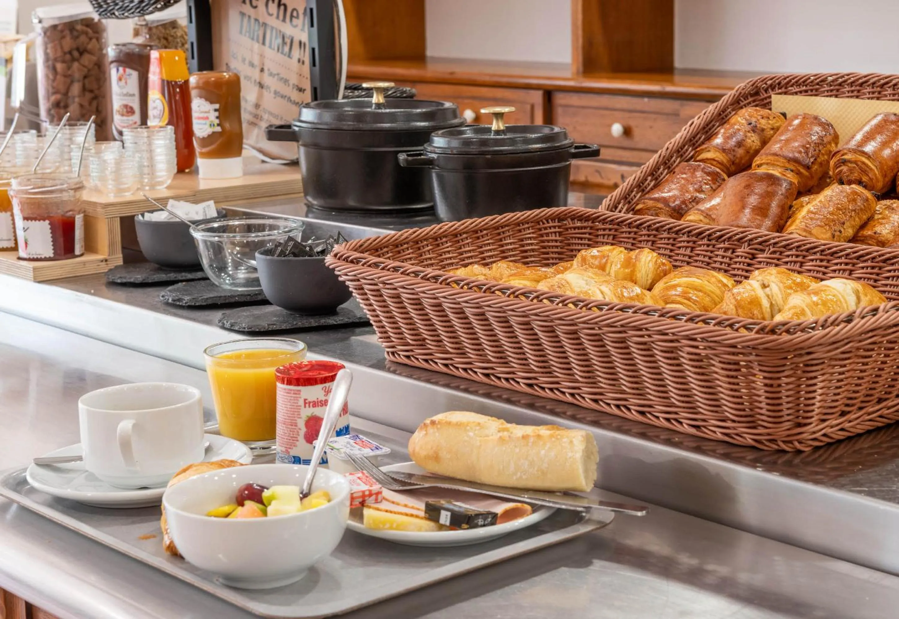 Buffet breakfast in B&B HOTEL Amiens Centre Cathédrale