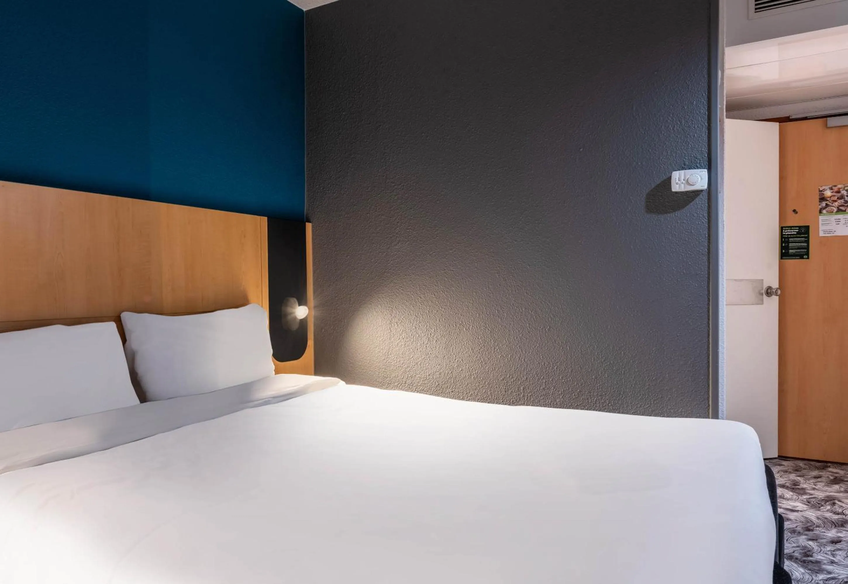 Bedroom, Bed in B&B HOTEL Amiens Centre Cathédrale