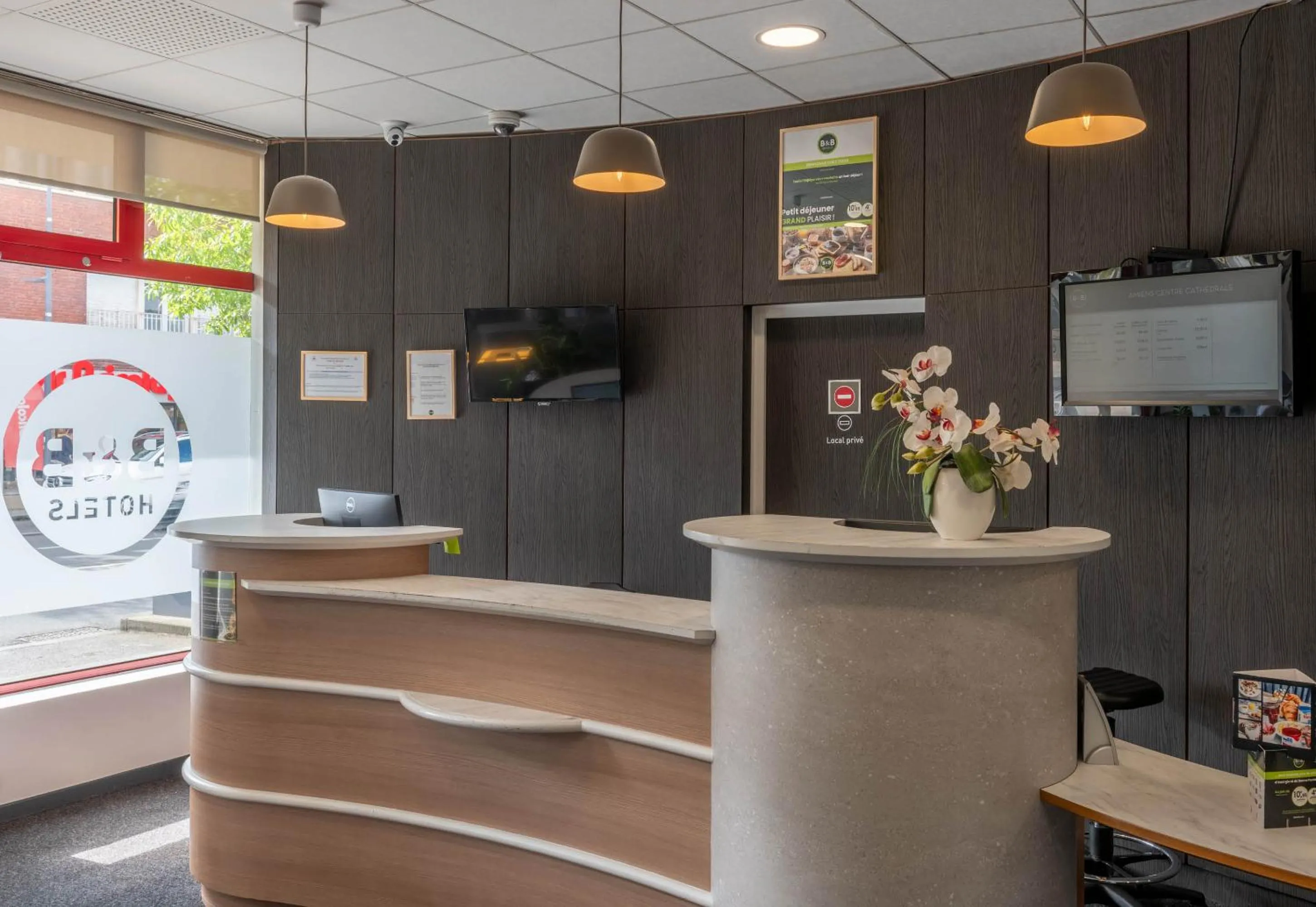 Lobby or reception in B&B HOTEL Amiens Centre Cathédrale