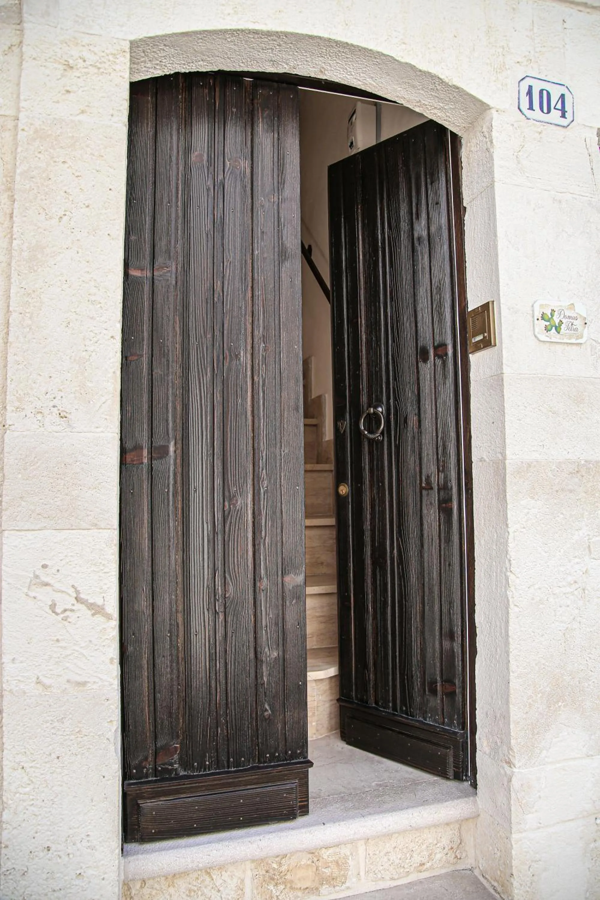 Facade/entrance in Domus Petra 104