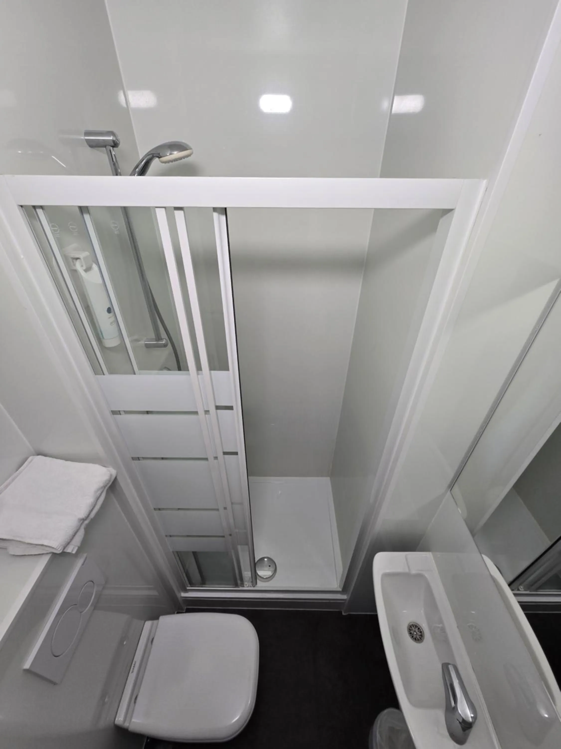 Bathroom in Premiere Classe Arras - Tilloy Les Mofflaine