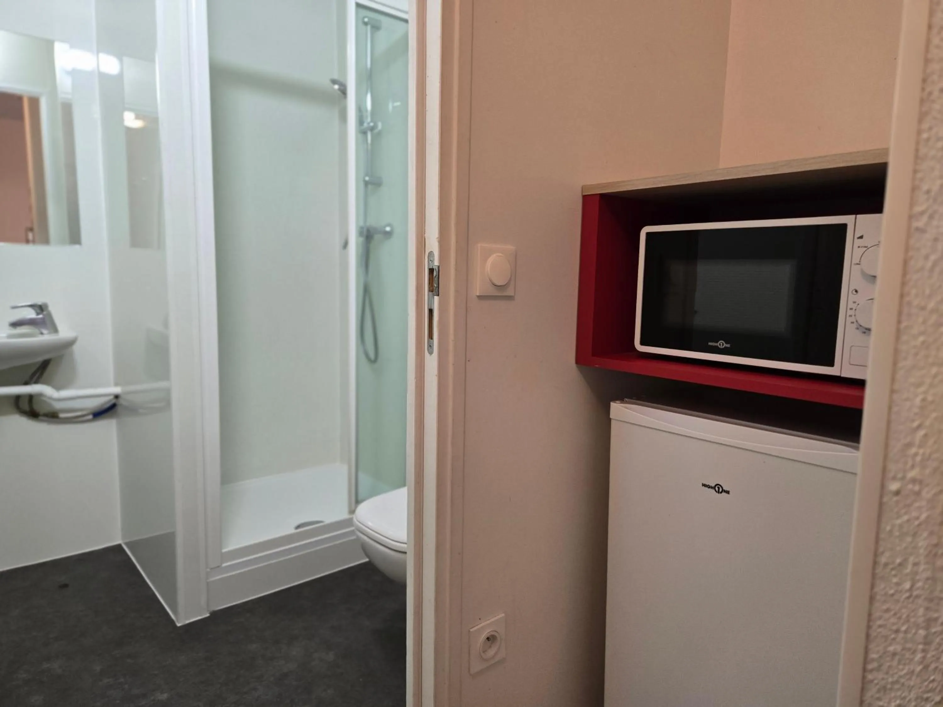 Bathroom in Premiere Classe Arras - Tilloy Les Mofflaine