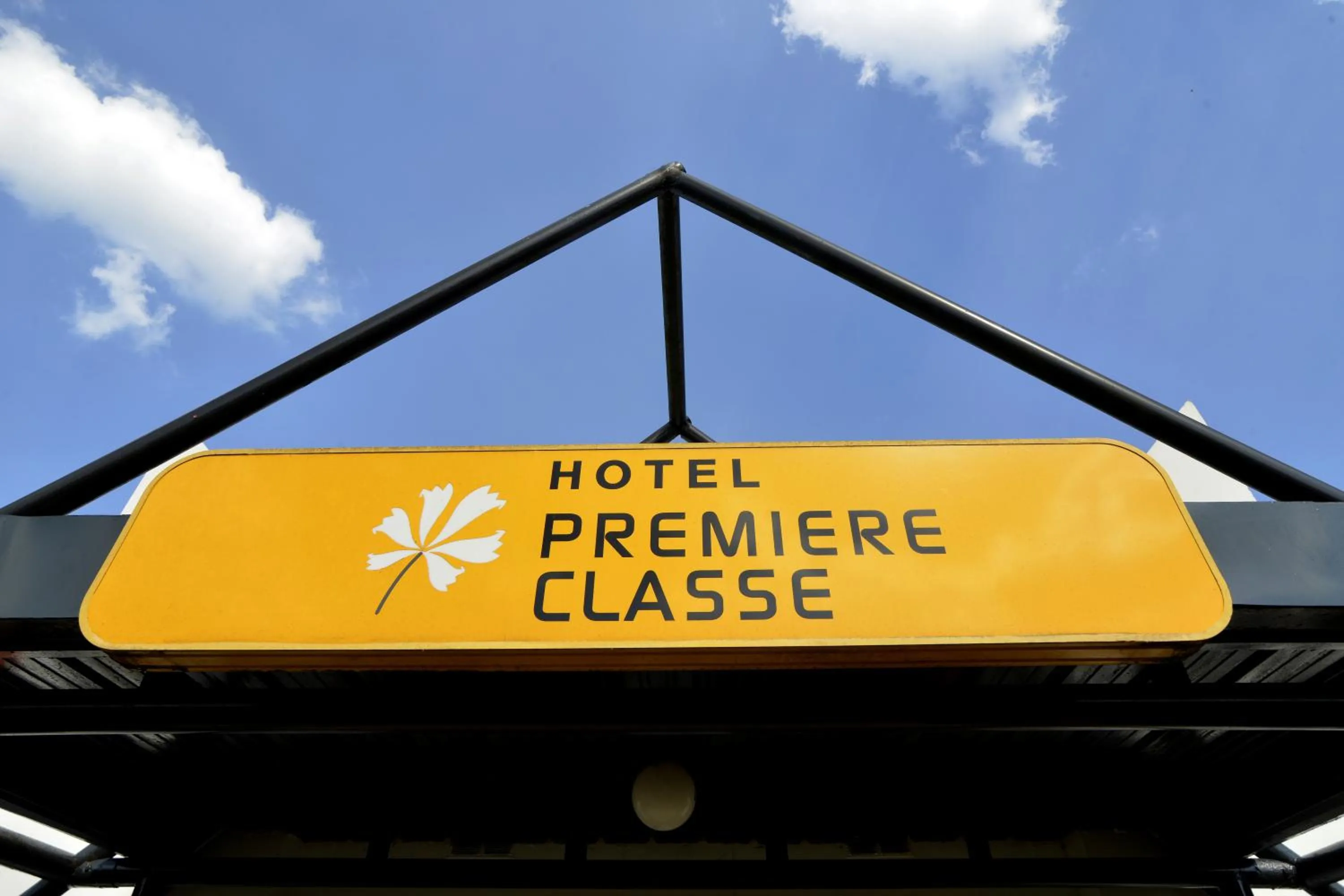 Property logo or sign in Premiere Classe Arras - Tilloy Les Mofflaine