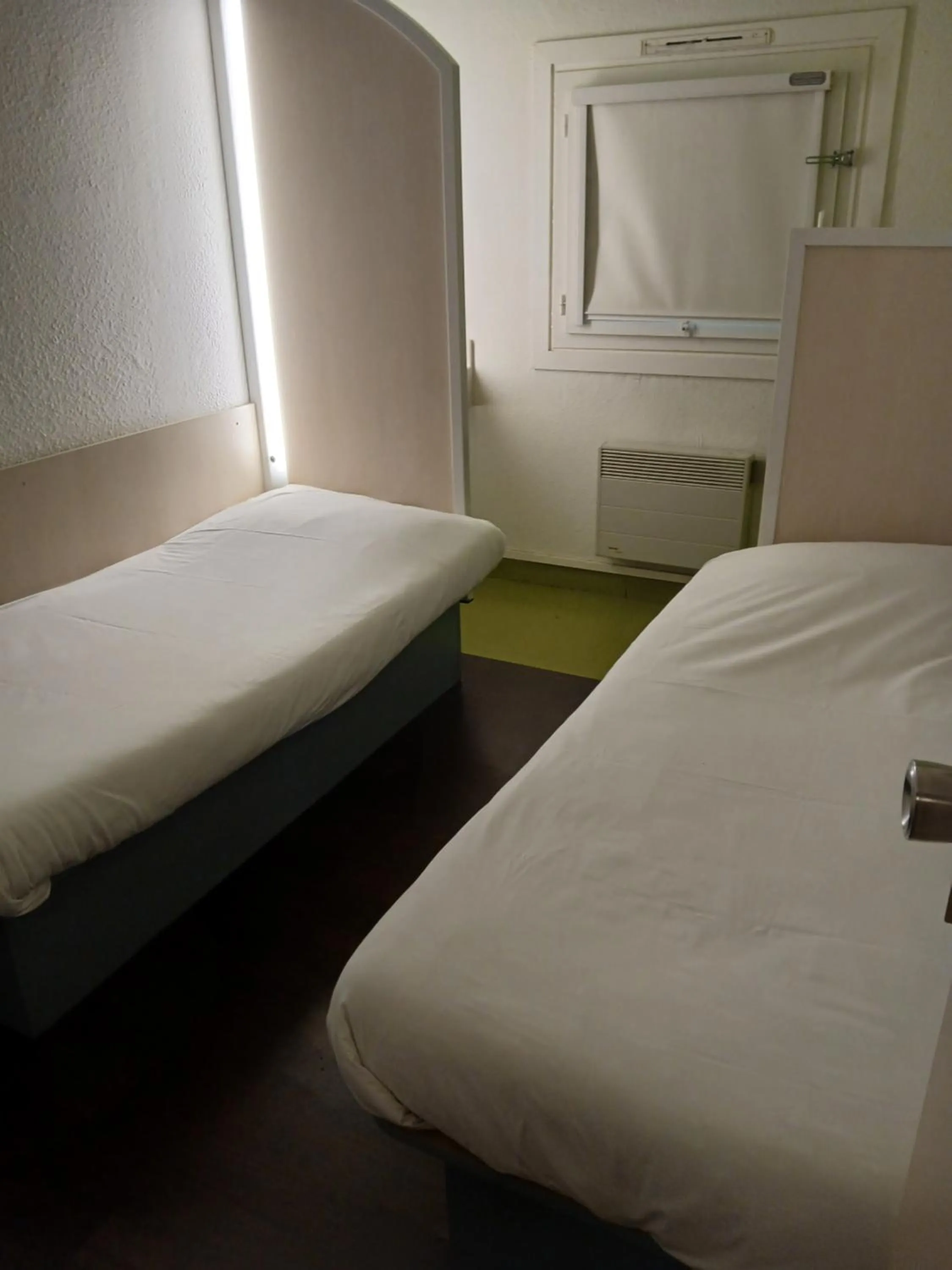 Bedroom, Bed in Unisotel Valenciennes EX-hôtel F1