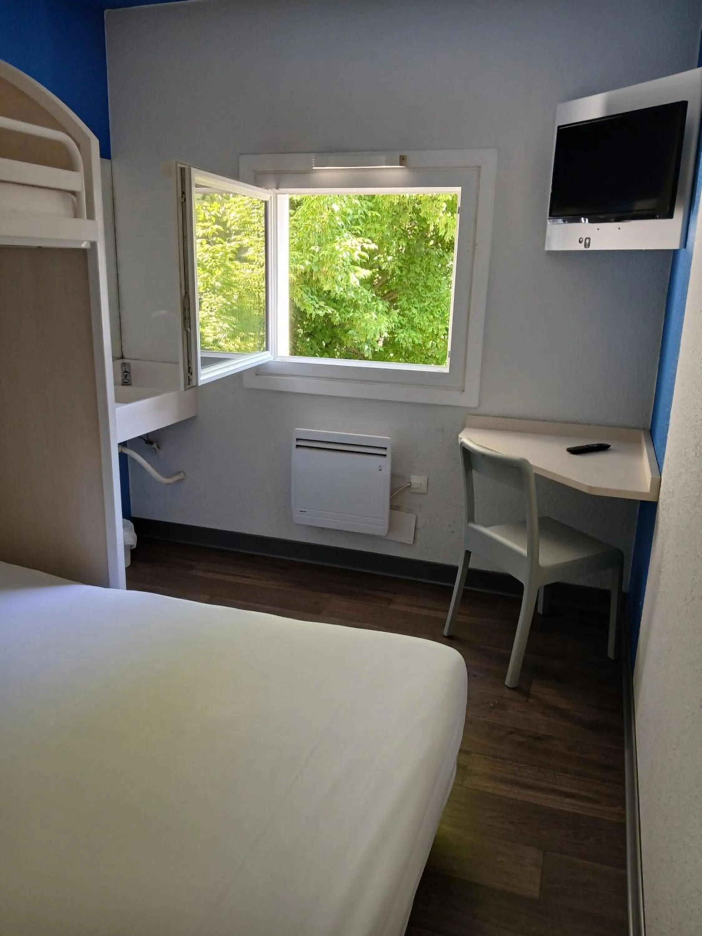 Bed in Unisotel Valenciennes EX-hôtel F1