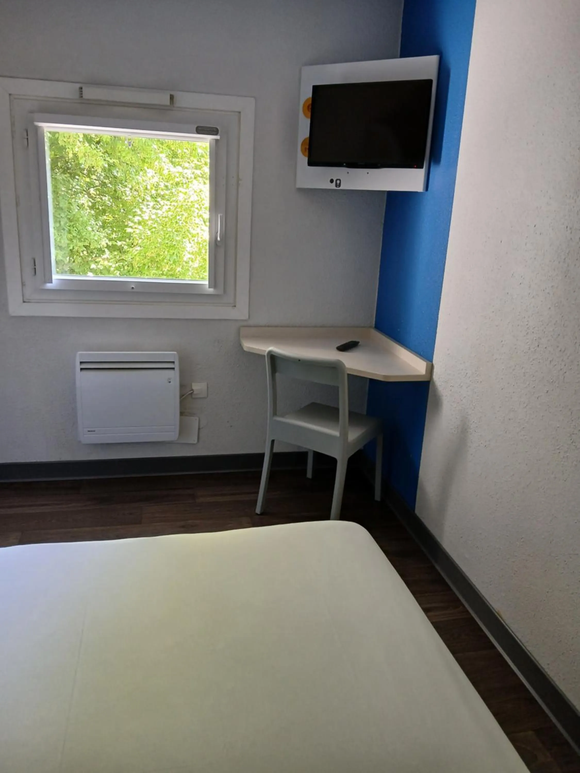 Bed in Unisotel Valenciennes EX-hôtel F1