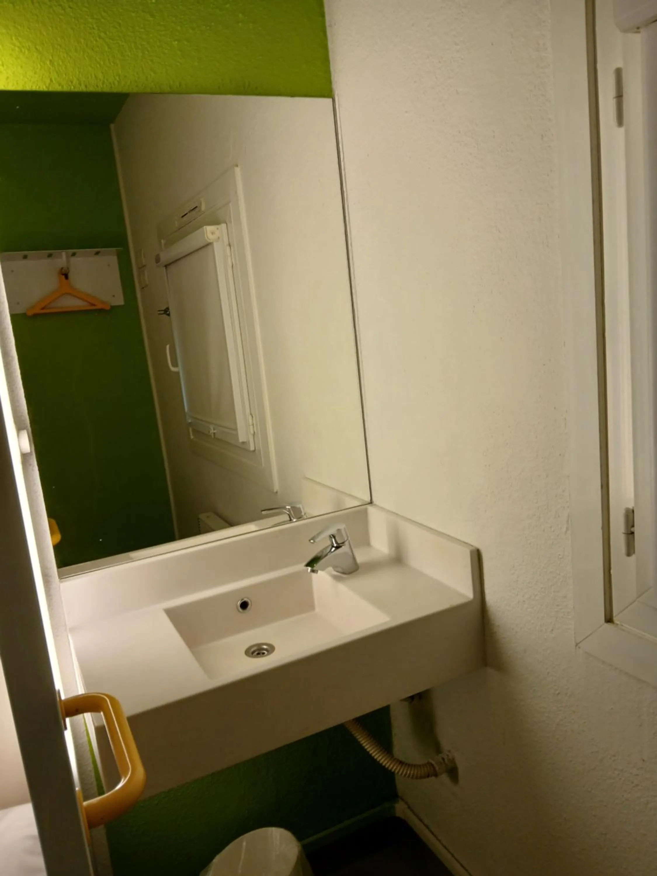 Bedroom in Unisotel Valenciennes EX-hôtel F1