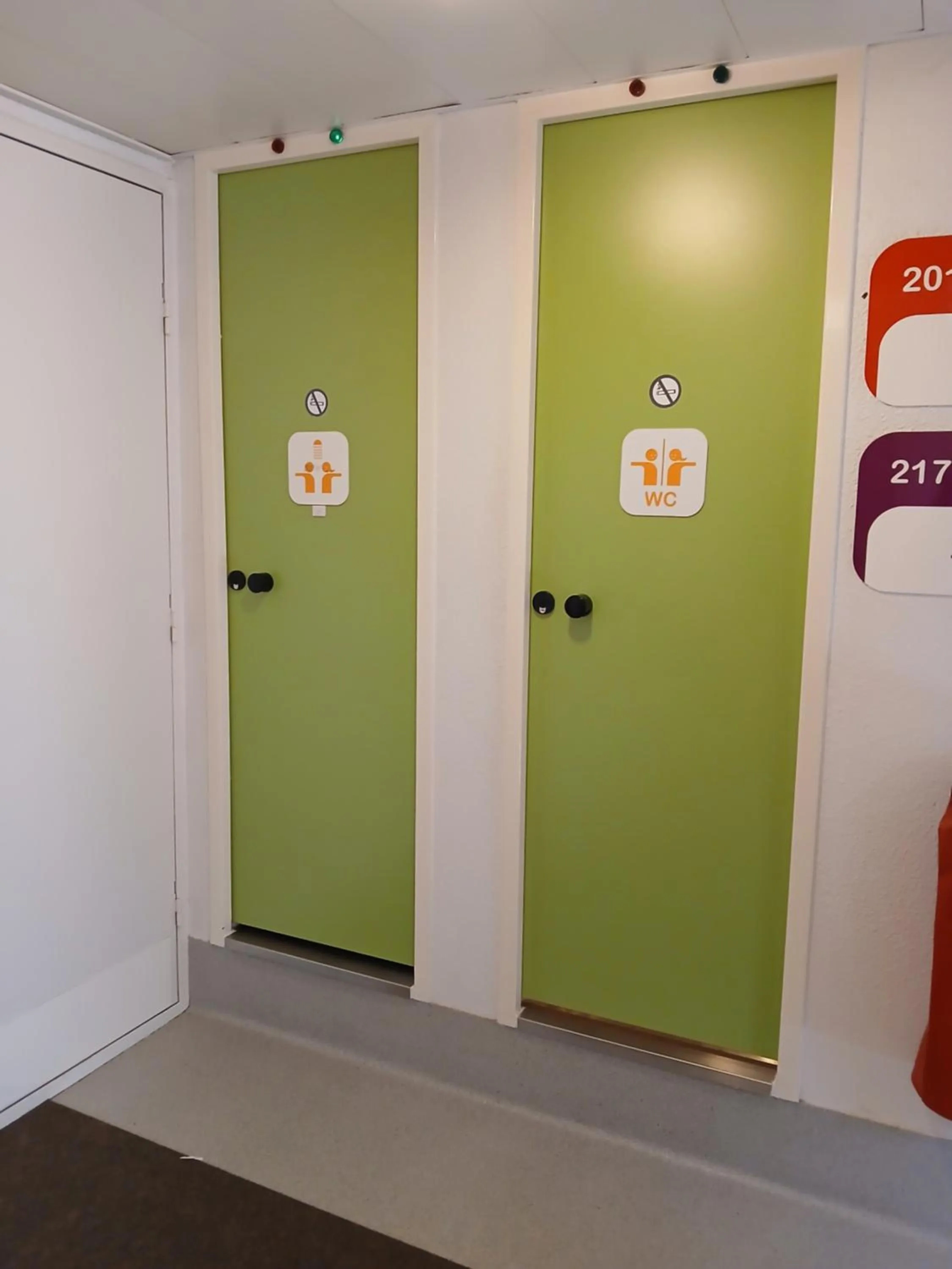 Shower in Unisotel Valenciennes EX-hôtel F1