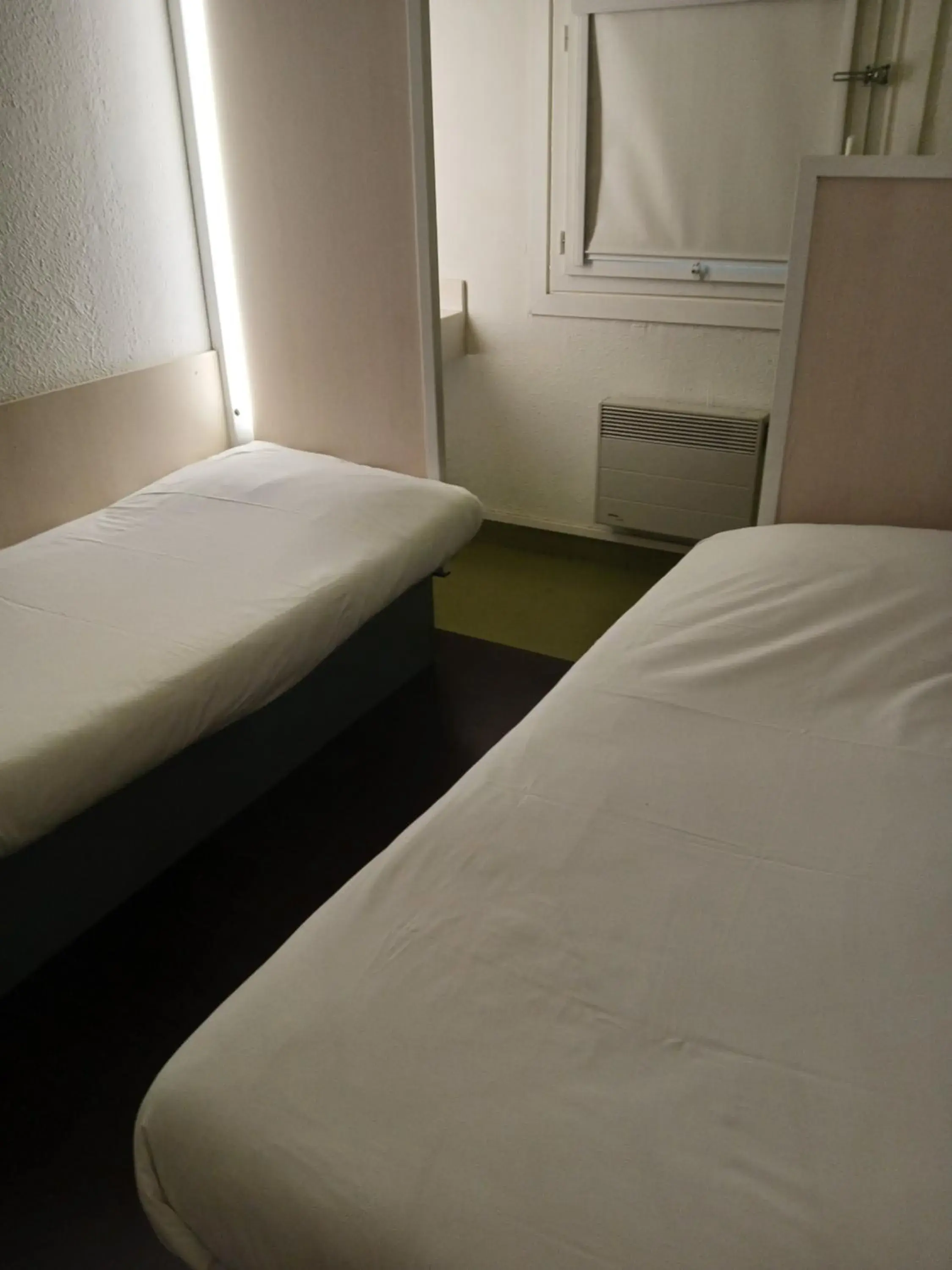 Twin Room with Shared Bathroom in Unisotel Valenciennes EX-hôtel F1 Twin Room with Shared Bathroom in Unisotel Valenciennes EX-hôtel F1