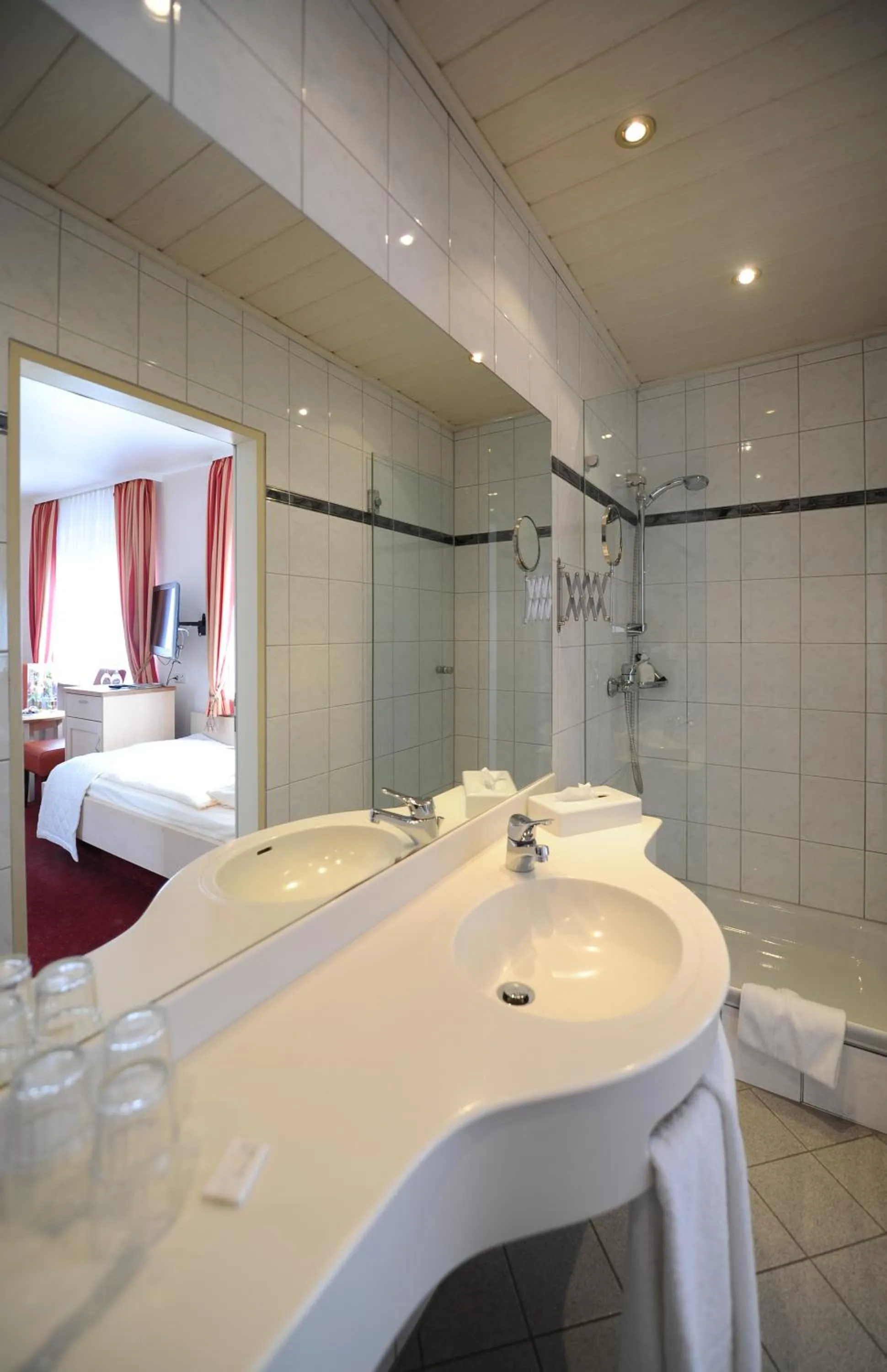 Bathroom, Bed in Hotel Trapp