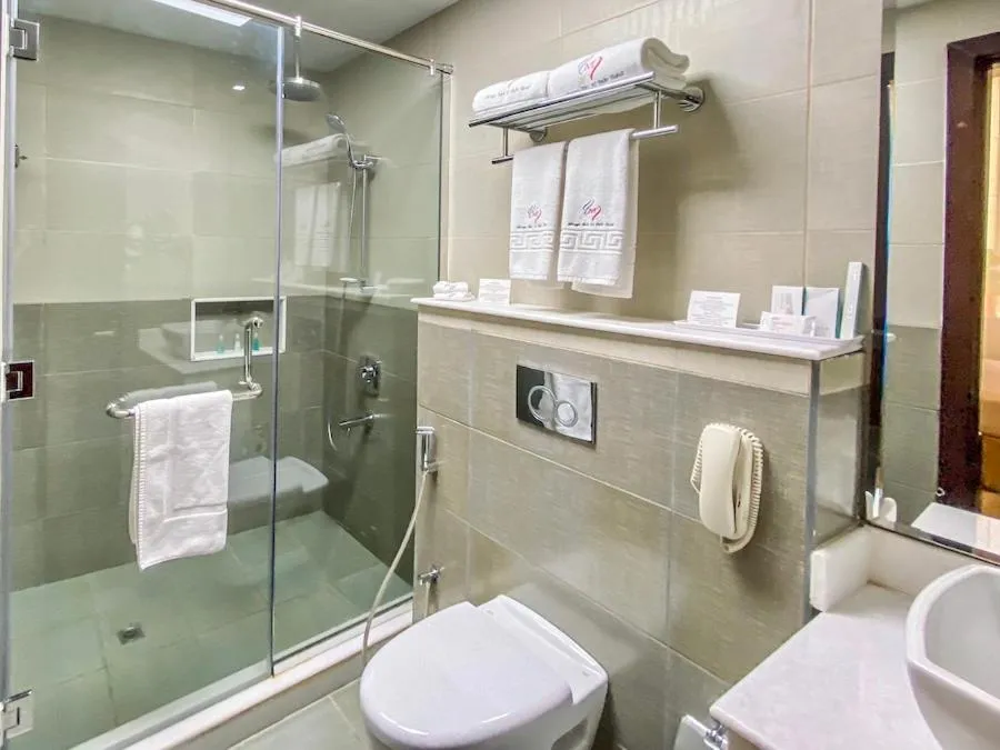 Shower in Mirage Bab Al Bahr Hotel