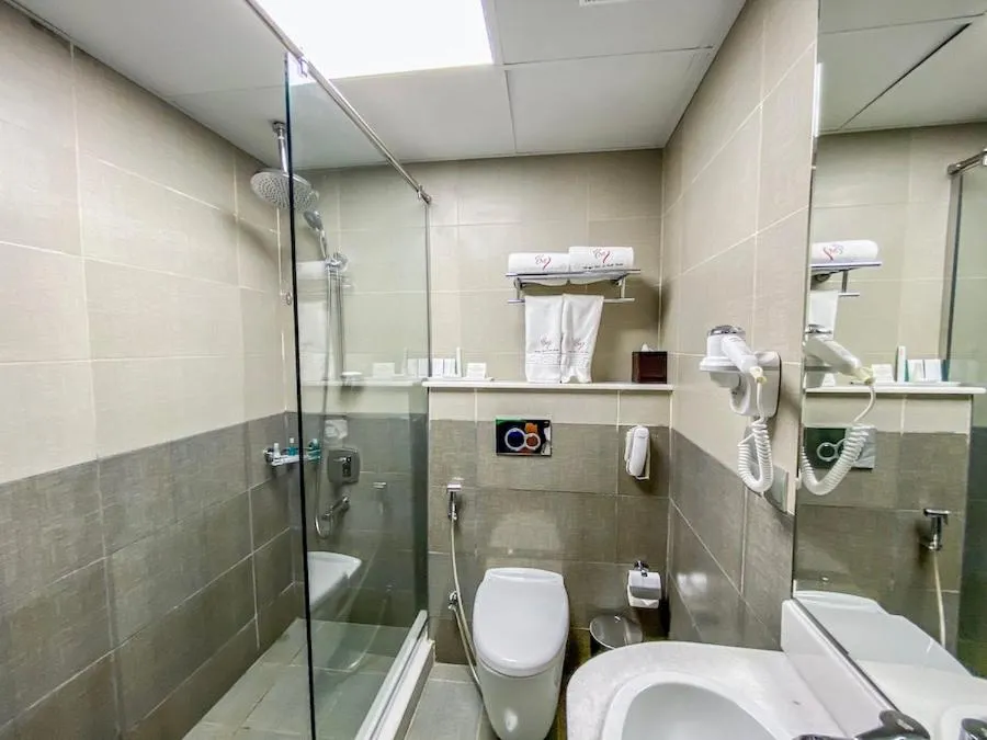 Shower in Mirage Bab Al Bahr Hotel