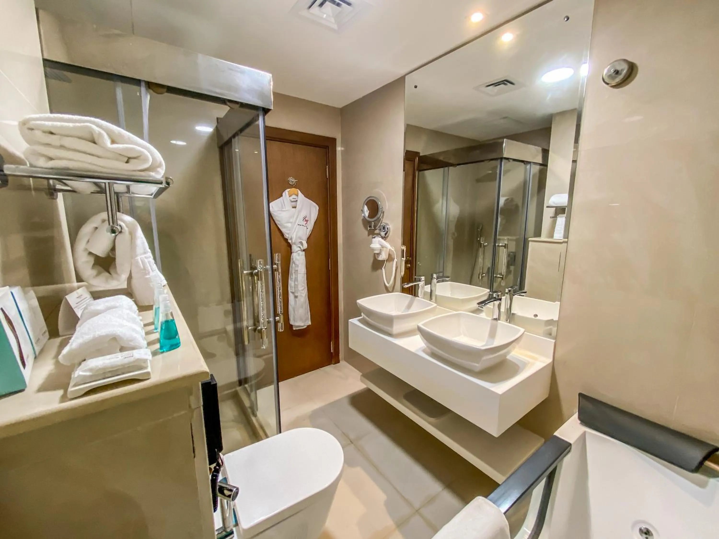 Toilet in Mirage Bab Al Bahr Hotel