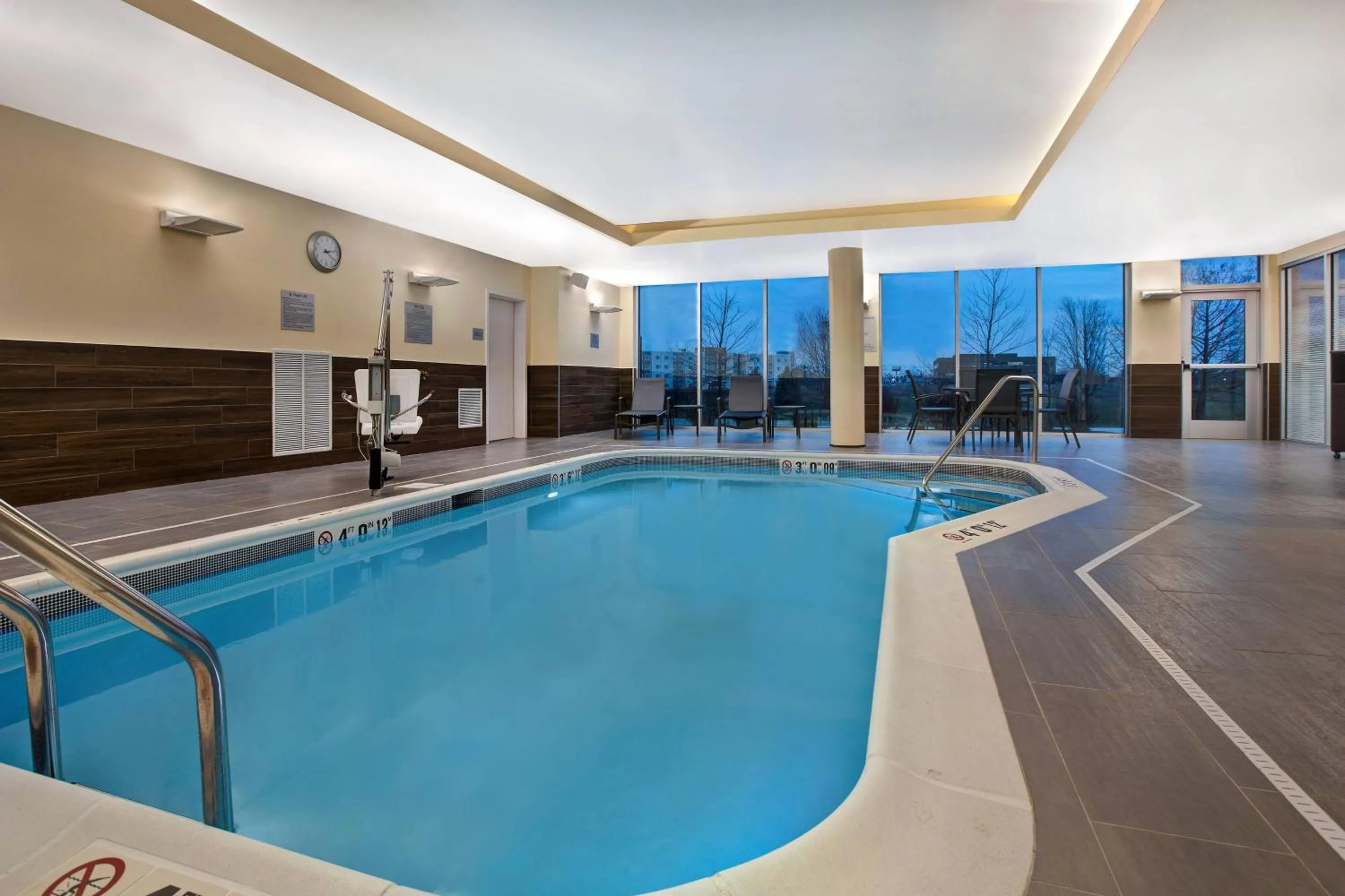 Swimming pool in Fairfield Inn & Suites by Marriott Chicago Bolingbrook