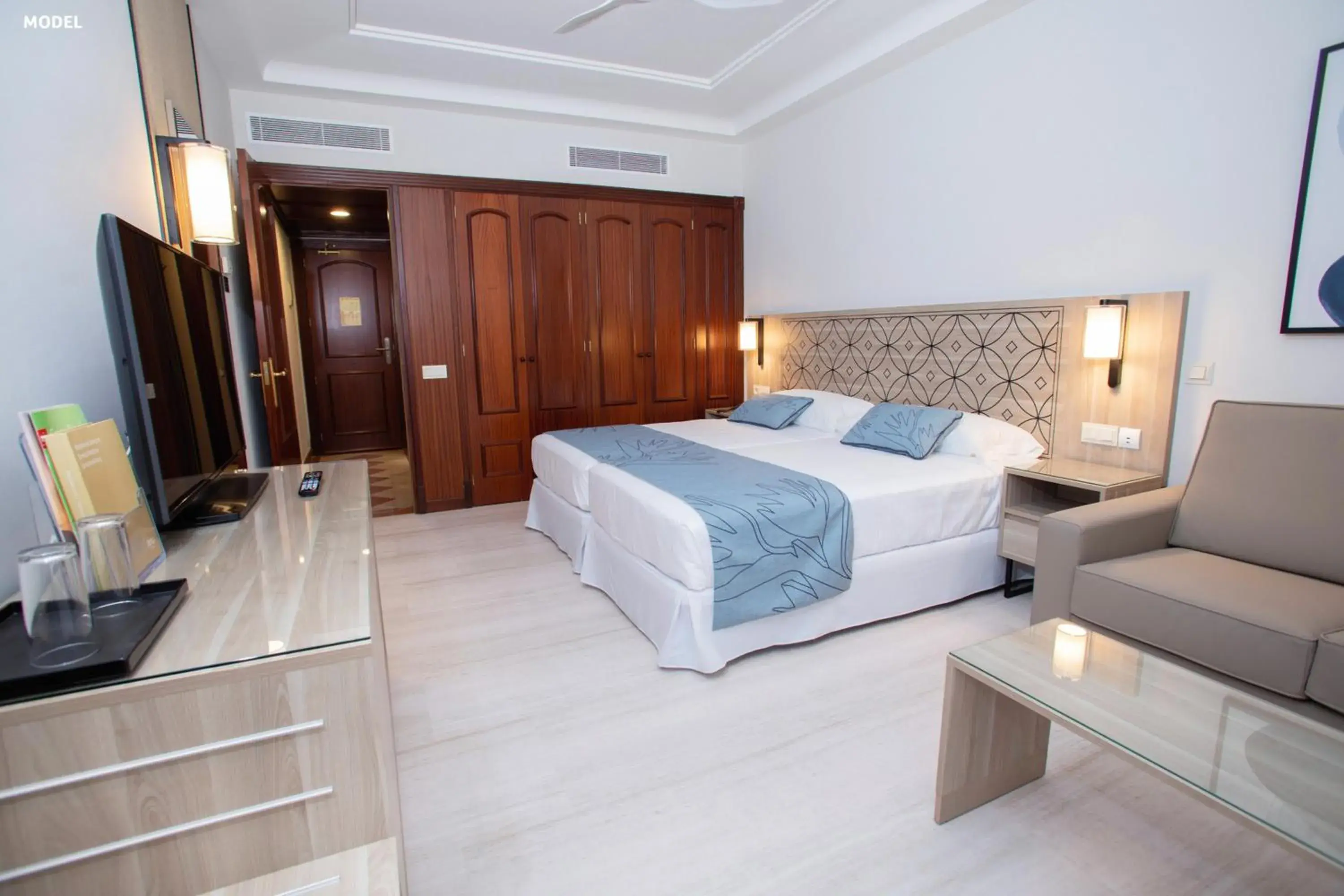 TV and multimedia, Bed in Hotel Riu Madeira - All Inclusive TV and multimedia, Bed in Hotel Riu Madeira - All Inclusive