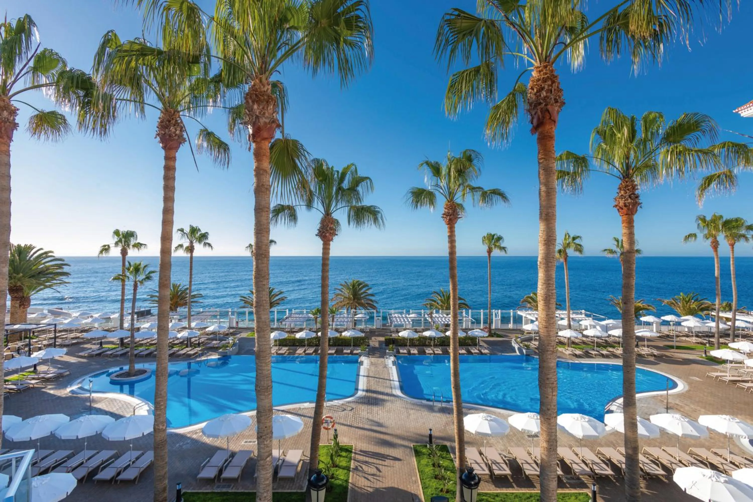 Swimming pool in Hotel Riu Madeira - All Inclusive