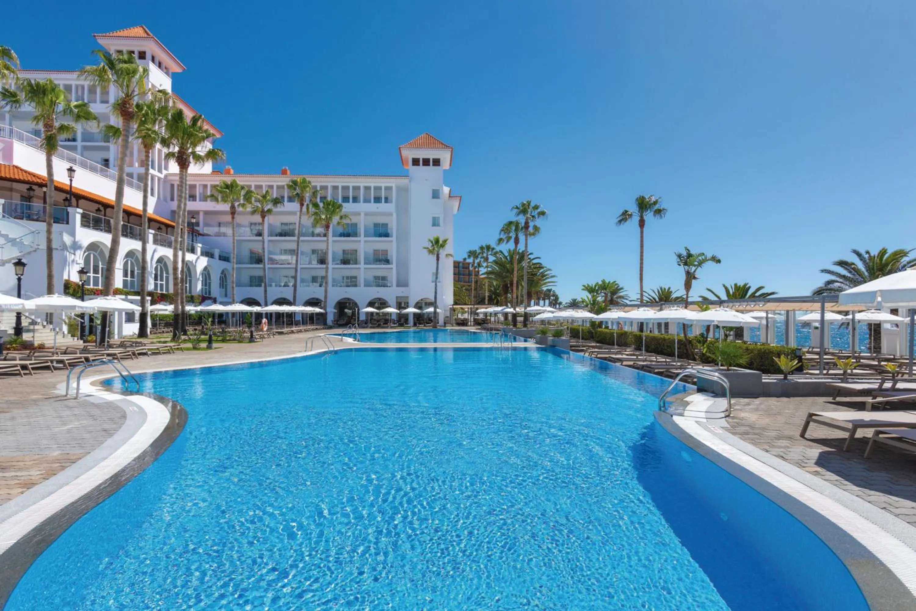 Swimming pool in Hotel Riu Madeira - All Inclusive