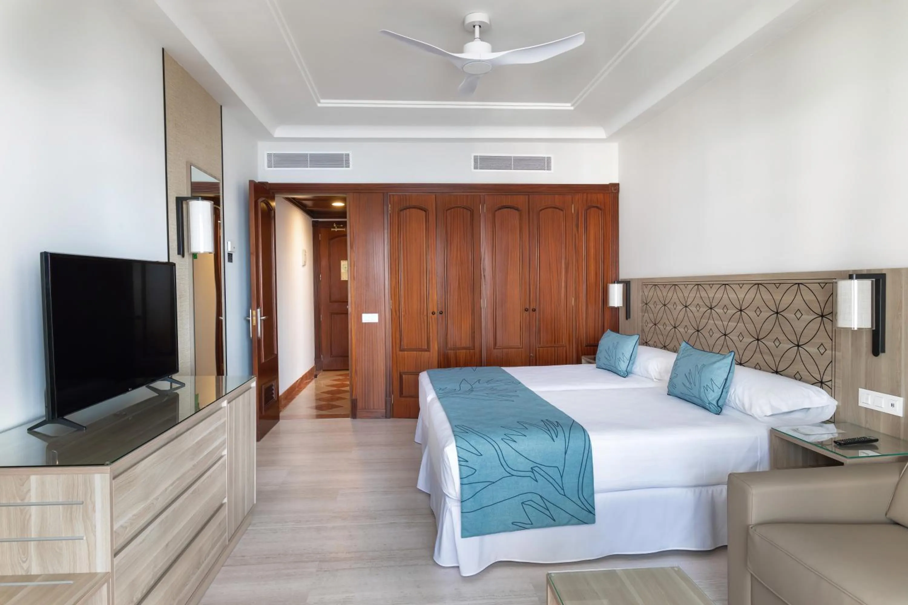 TV and multimedia, Bed in Hotel Riu Madeira - All Inclusive