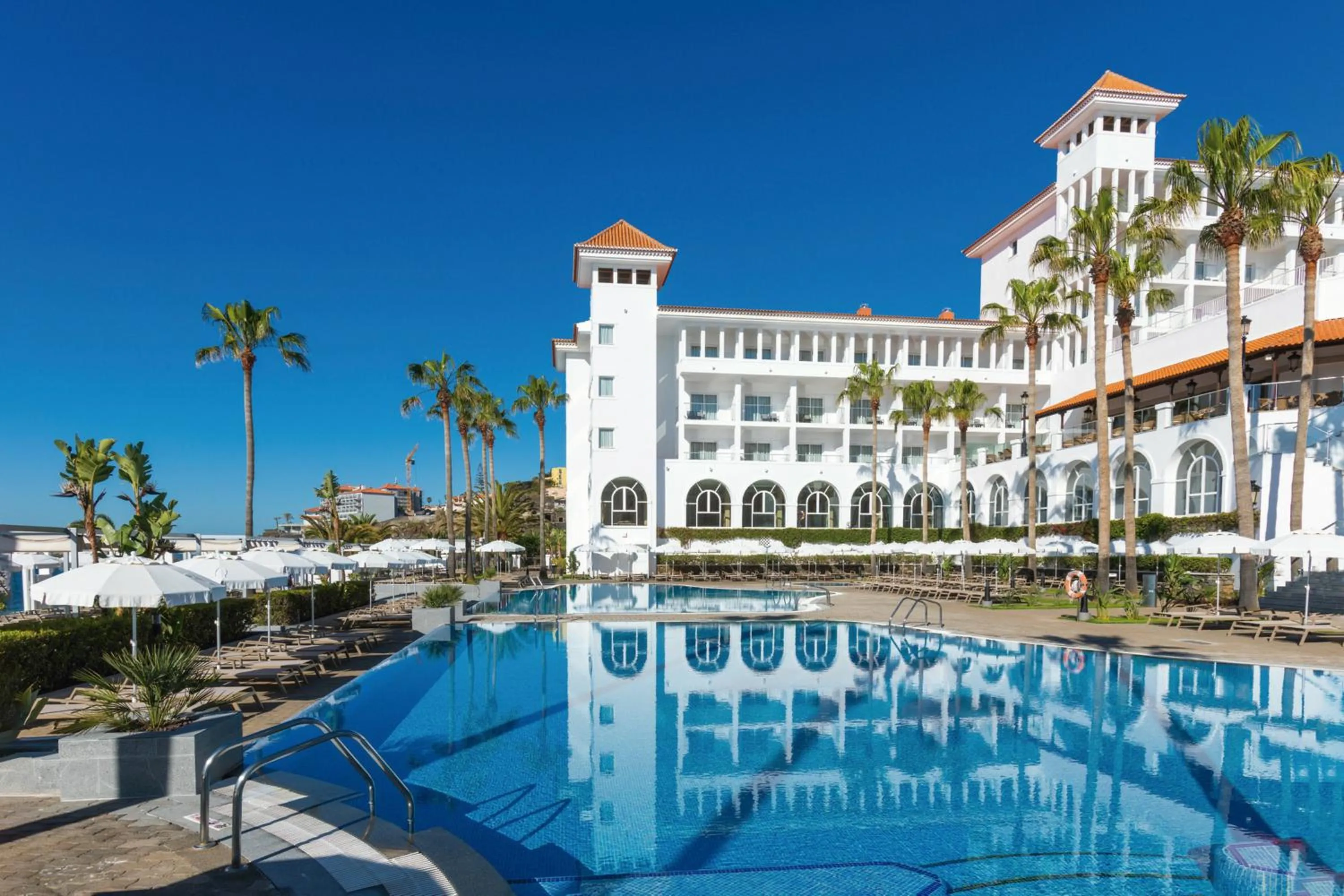 Swimming pool in Hotel Riu Madeira - All Inclusive