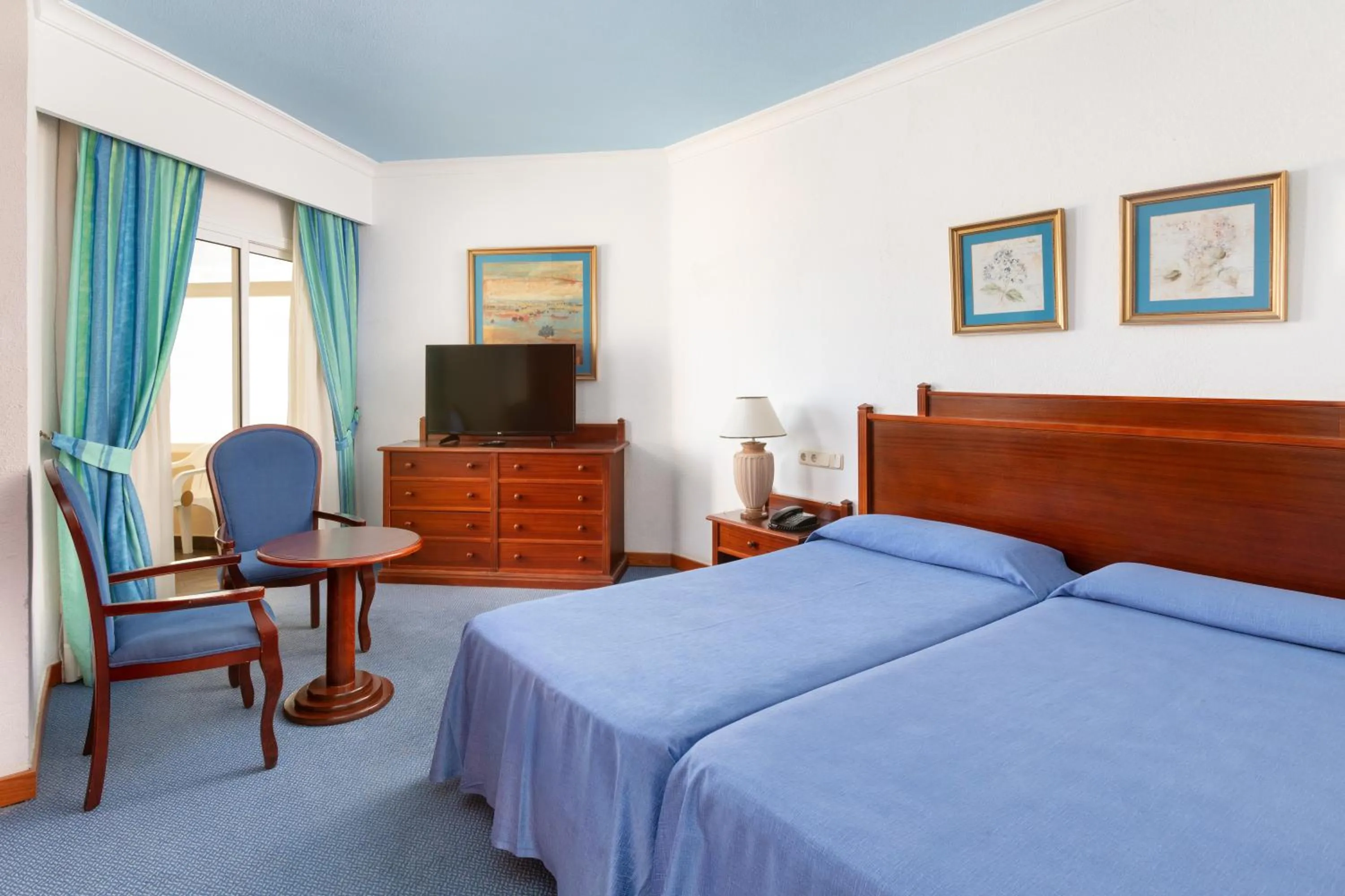 Bedroom, Bed in Hotel Riu Oliva Beach Resort - All Inclusive