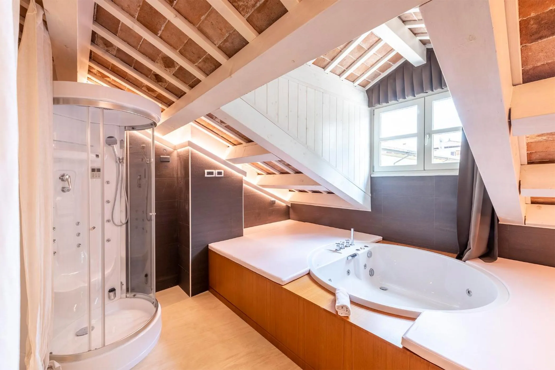 Hot Tub, Bed in Hotel Villa I Pini