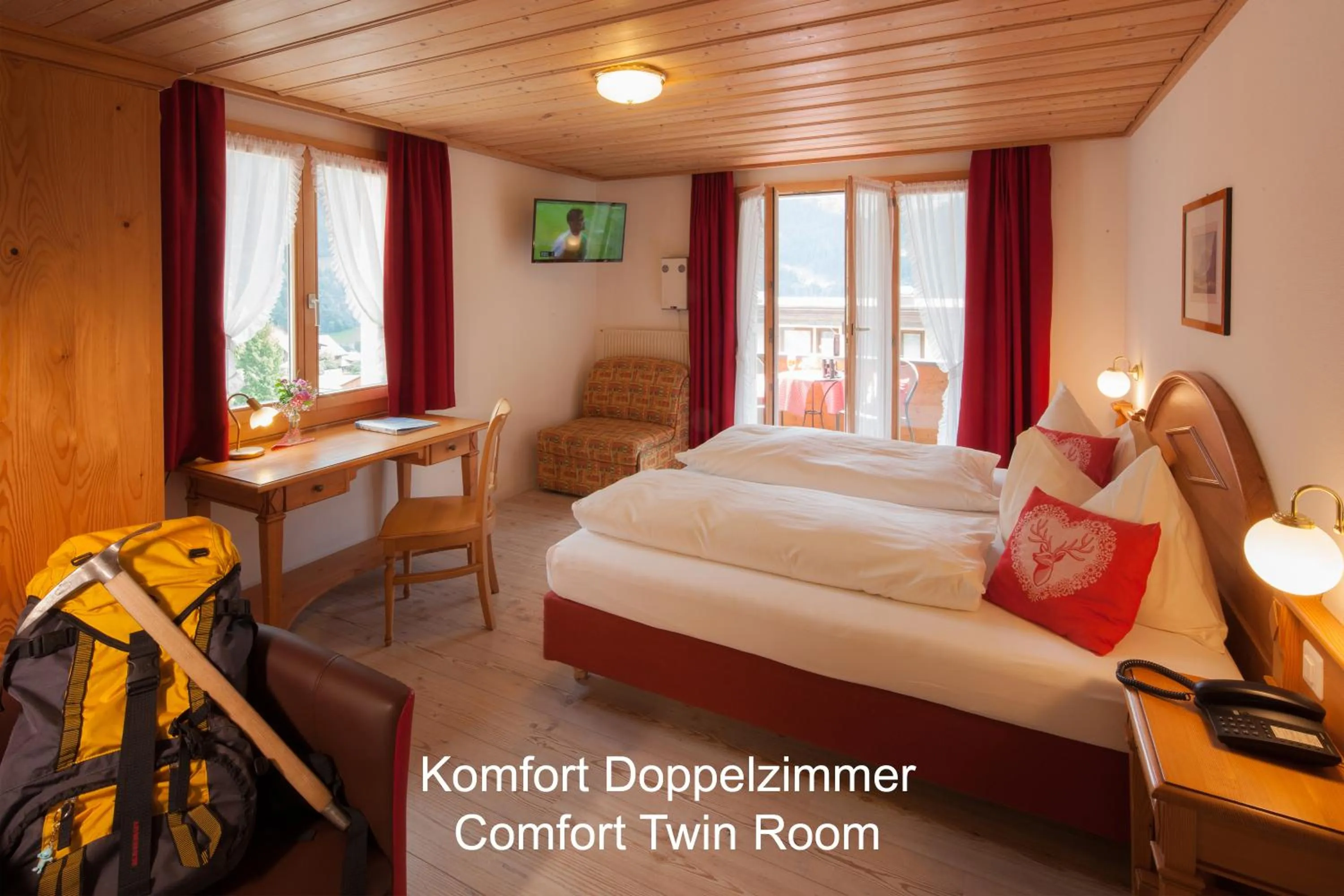 Living room, Bed in Hotel Hirschen - Grindelwald