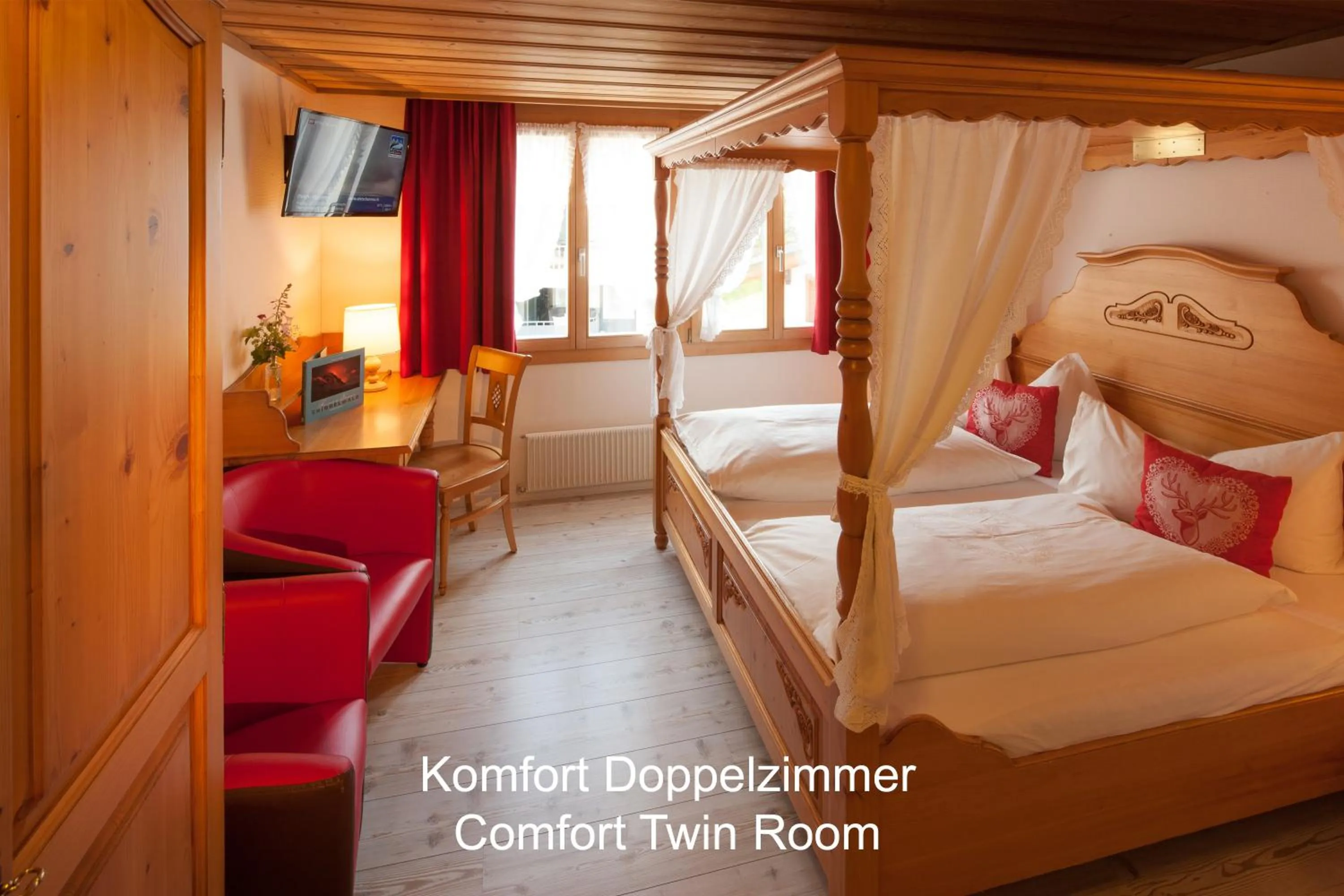 Living room, Bed in Hotel Hirschen - Grindelwald