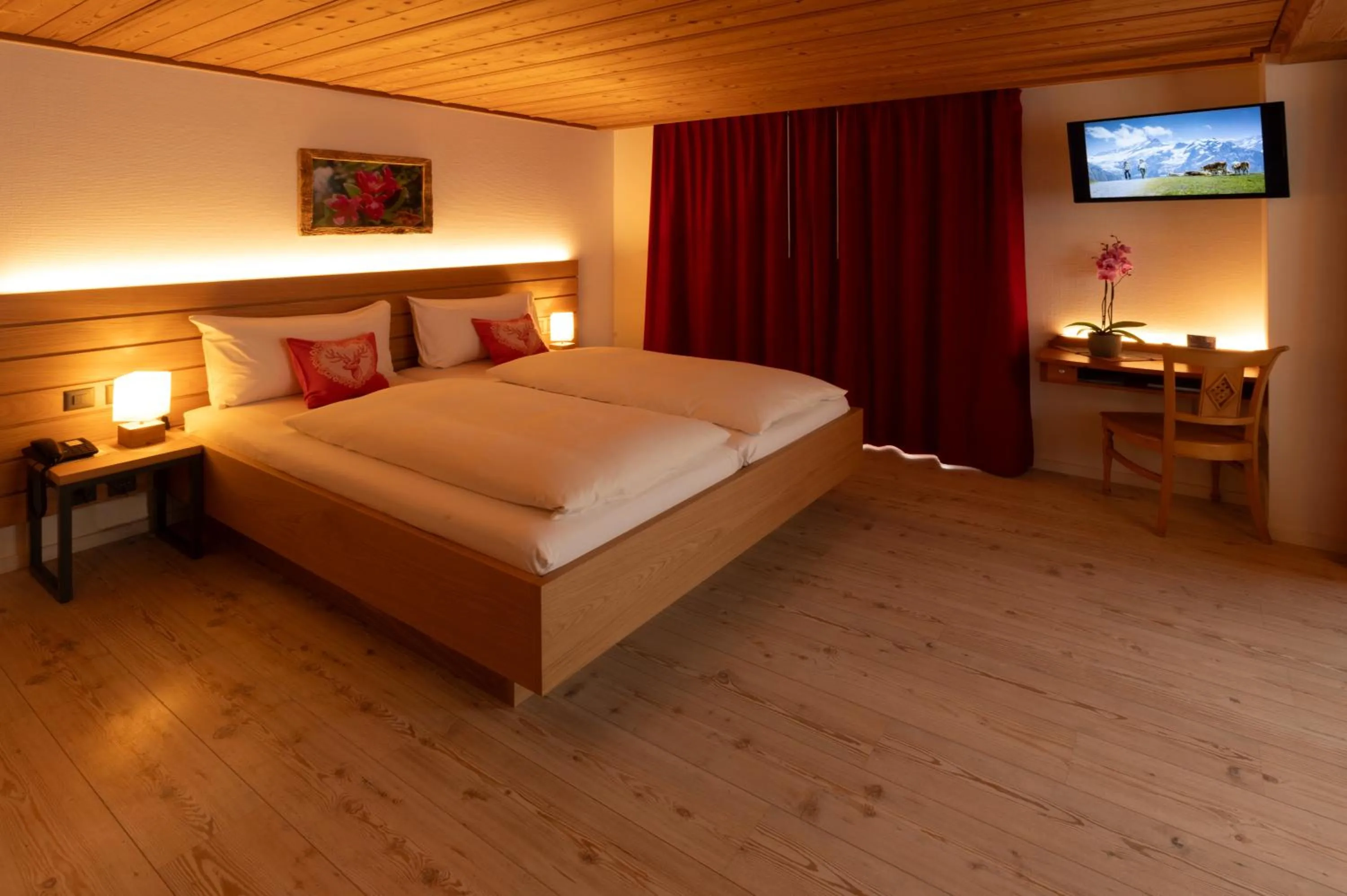 Photo of the whole room, Bed in Hotel Hirschen - Grindelwald