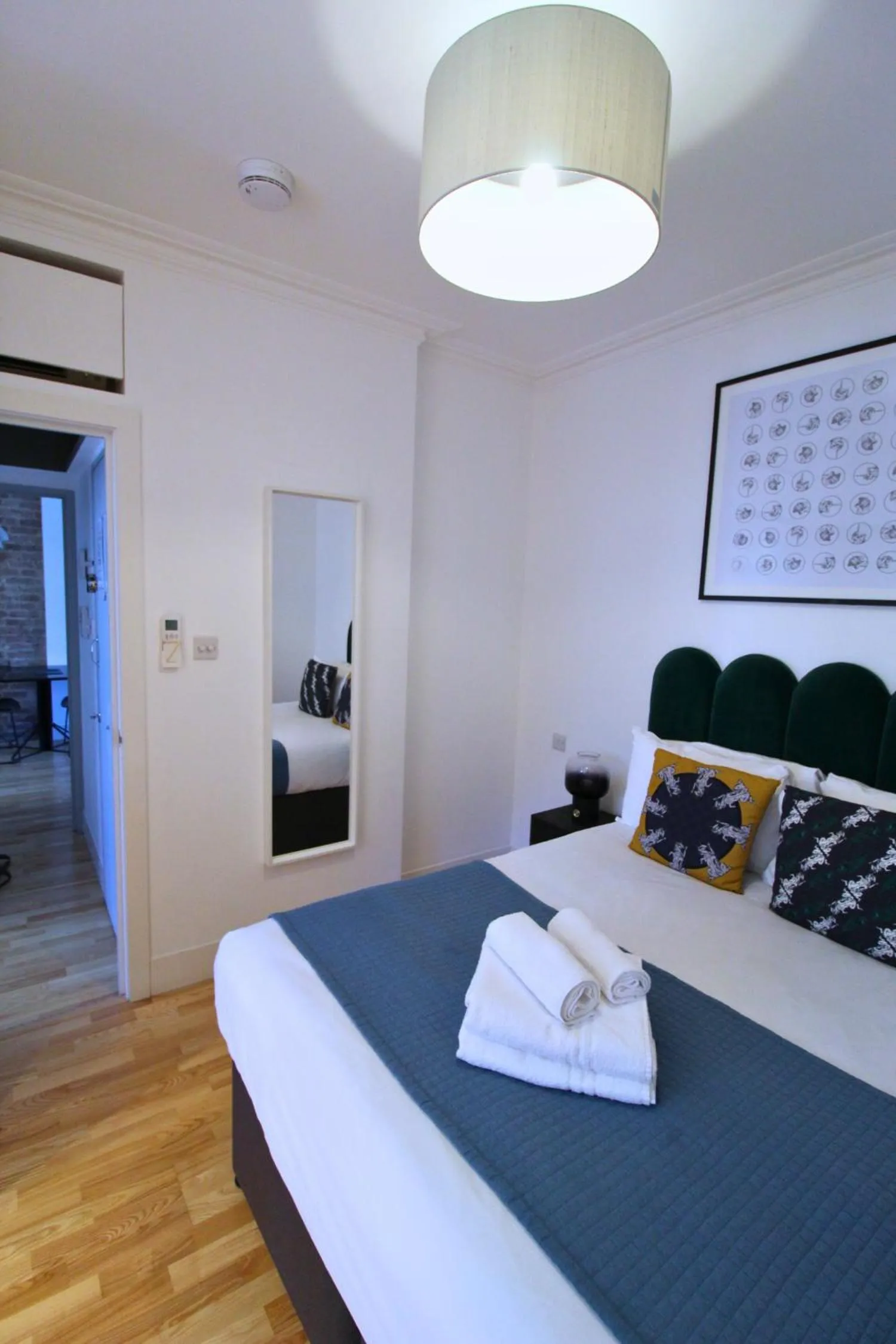 Living room, Bed in Bloomsbury By Viridian Apartments